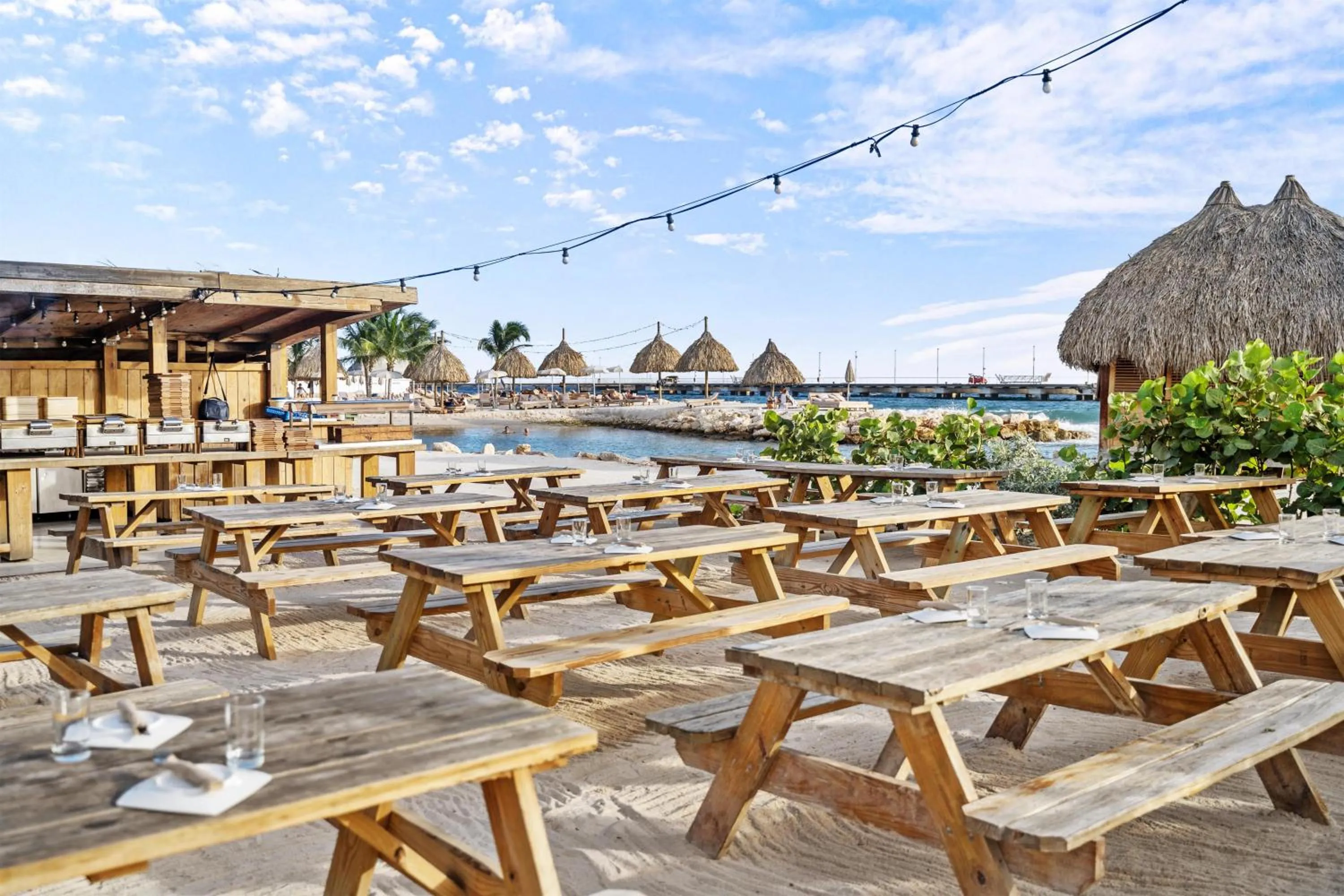 Lounge or bar in The Rif At Mangrove Beach Corendon Curacao All-Inclusive, Curio by Hilton