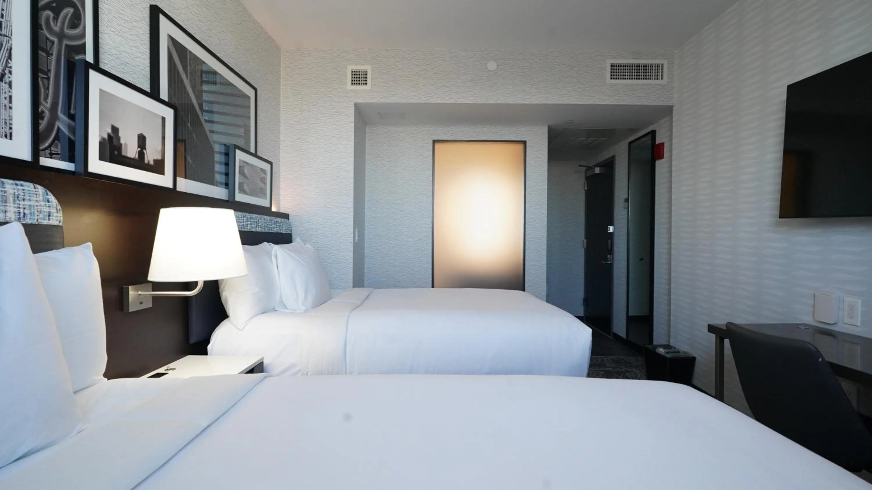 Bedroom, Bed in DoubleTree by Hilton Long Island City, NY