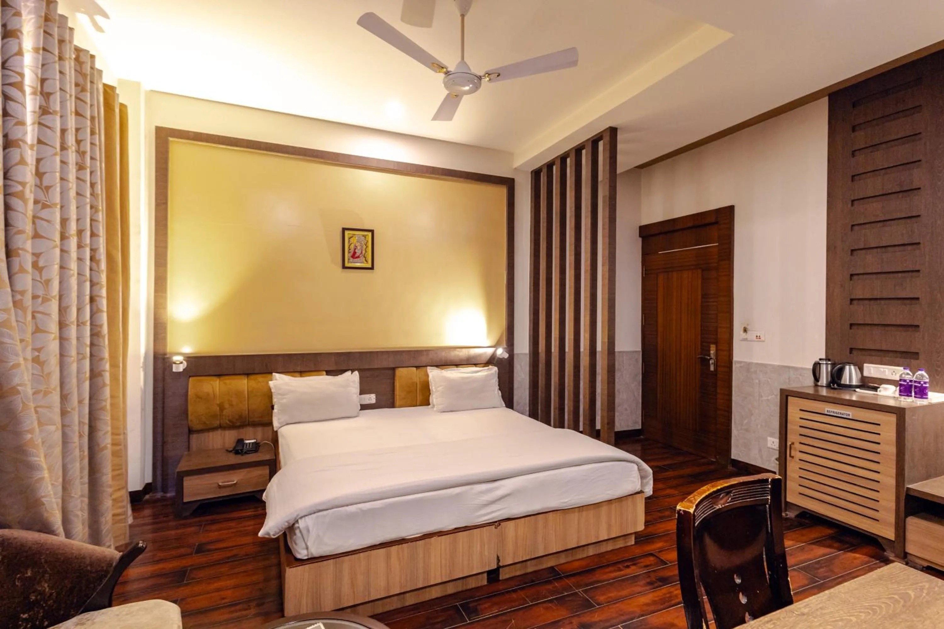 Quiet street view, Bed in Hotel Jataka Inn