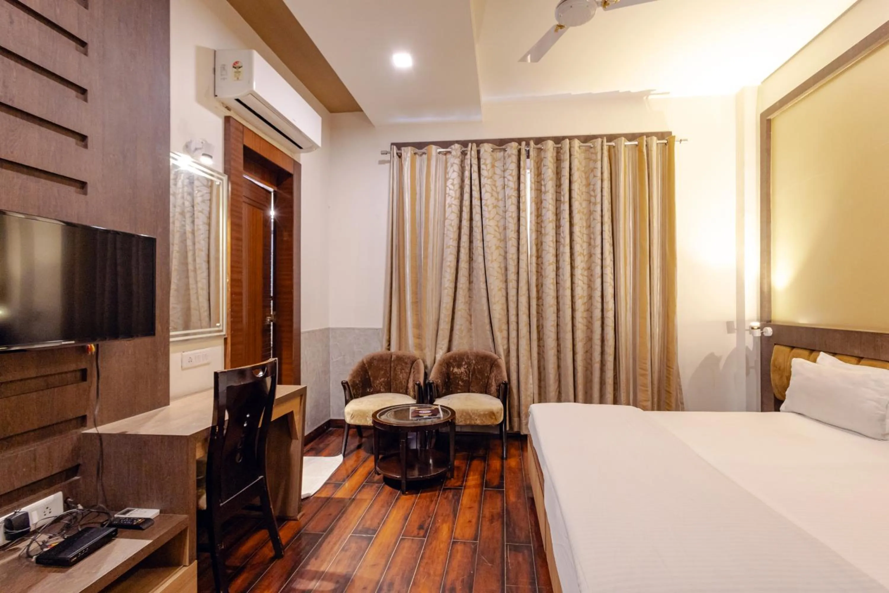Seating area, Bed in Hotel Jataka Inn