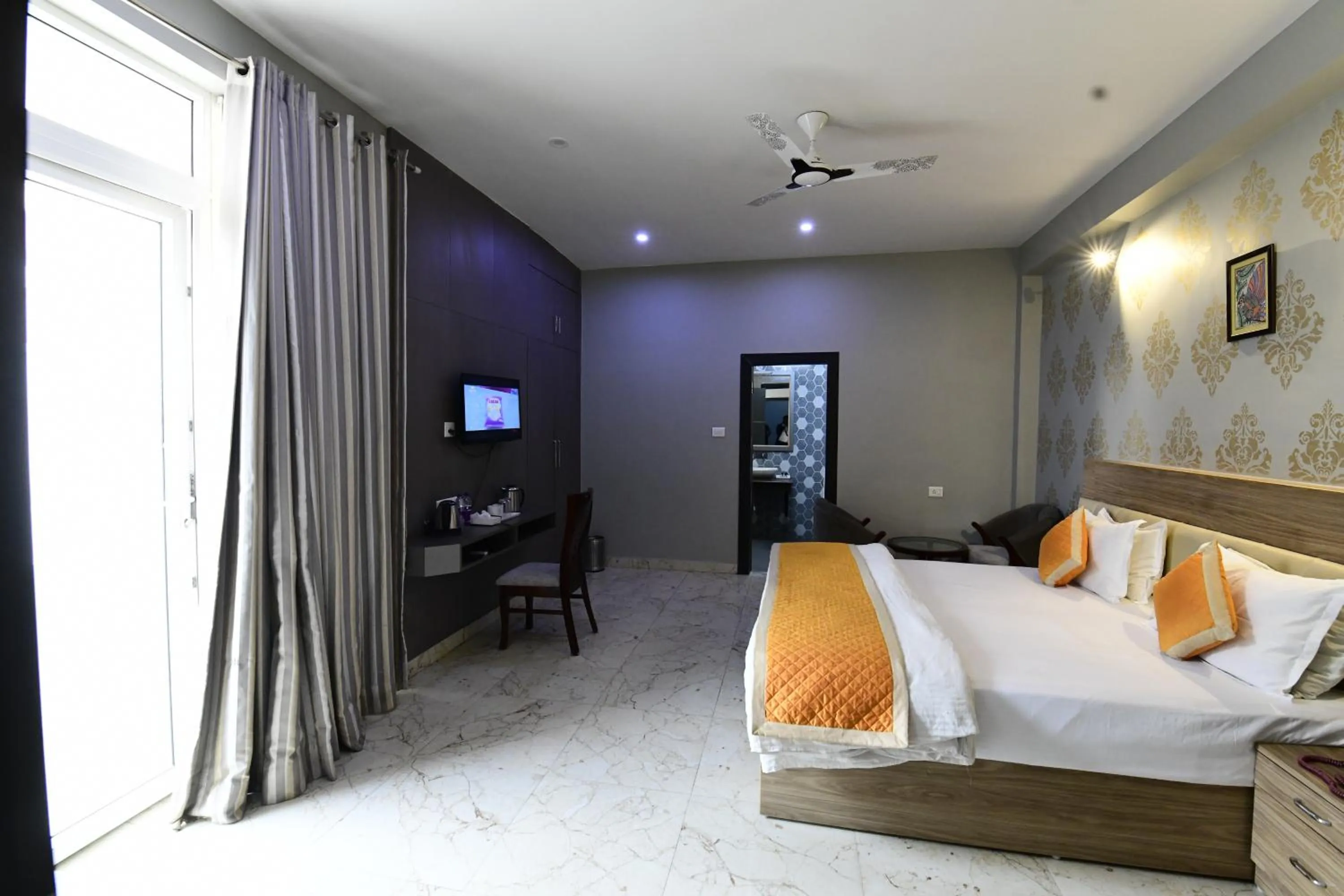 Photo of the whole room, Bed in Hotel Jataka Inn