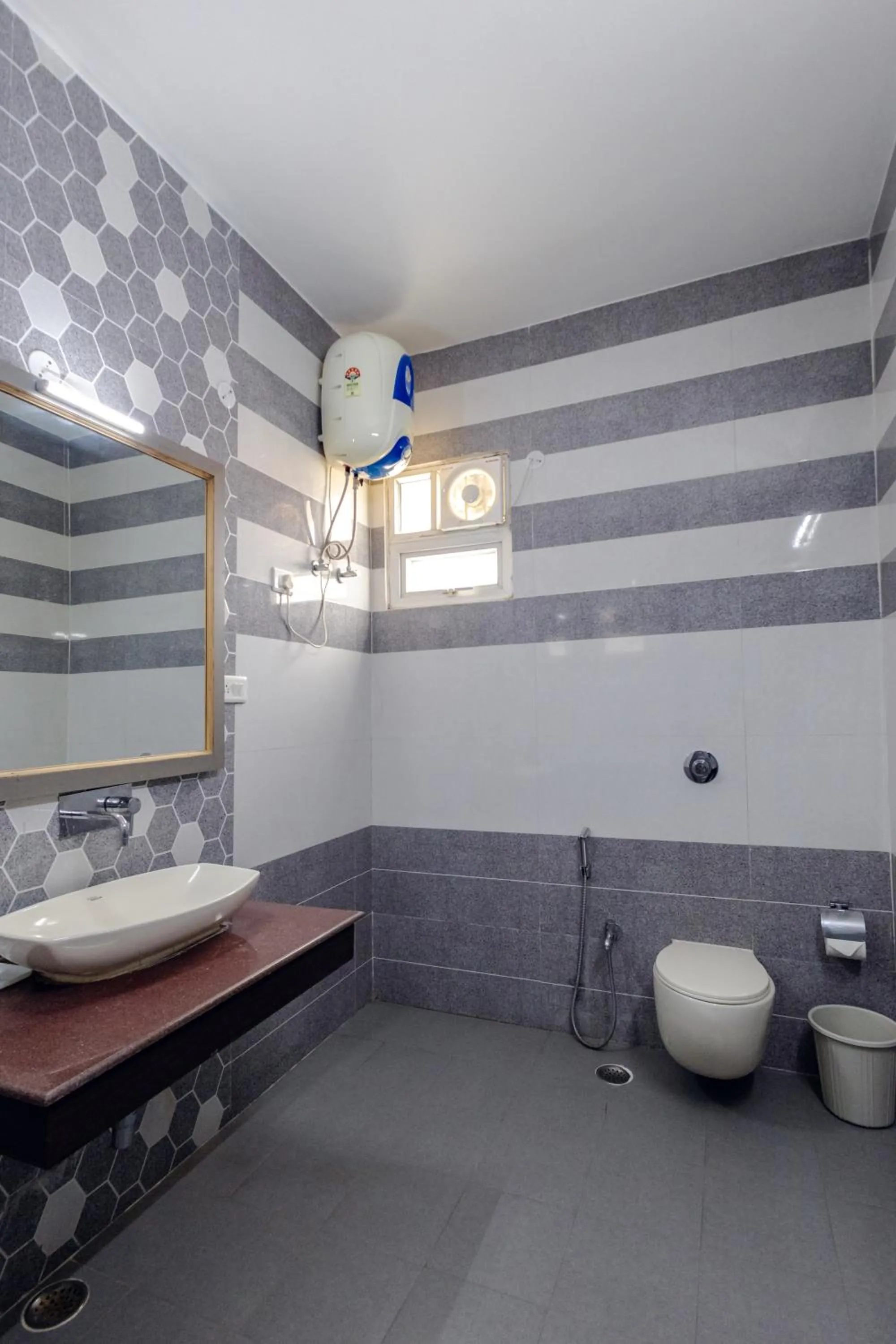 Toilet in Hotel Jataka Inn