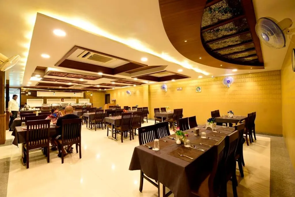 Restaurant/places to eat in Hotel Jataka Inn
