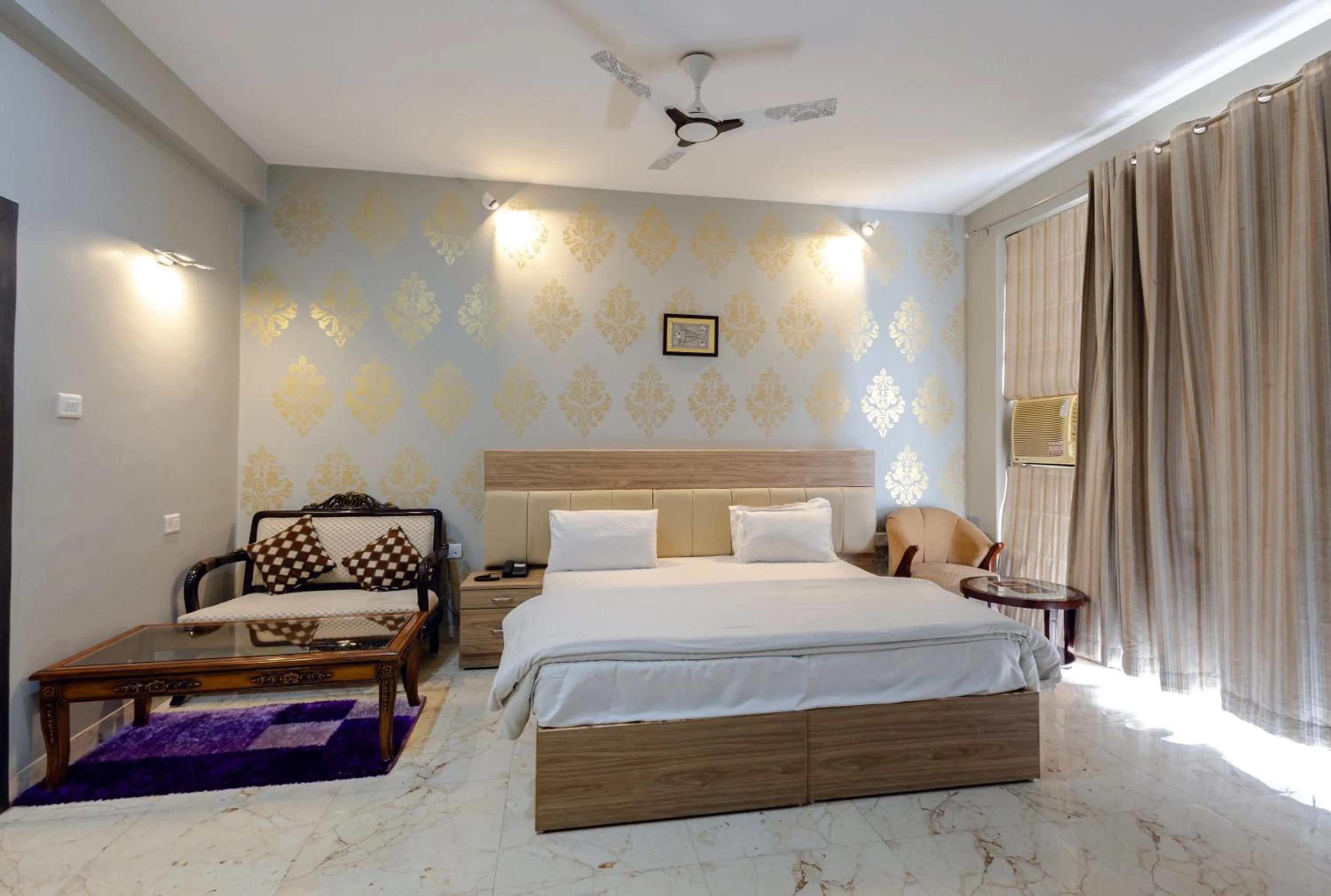 Dining area, Bed in Hotel Jataka Inn
