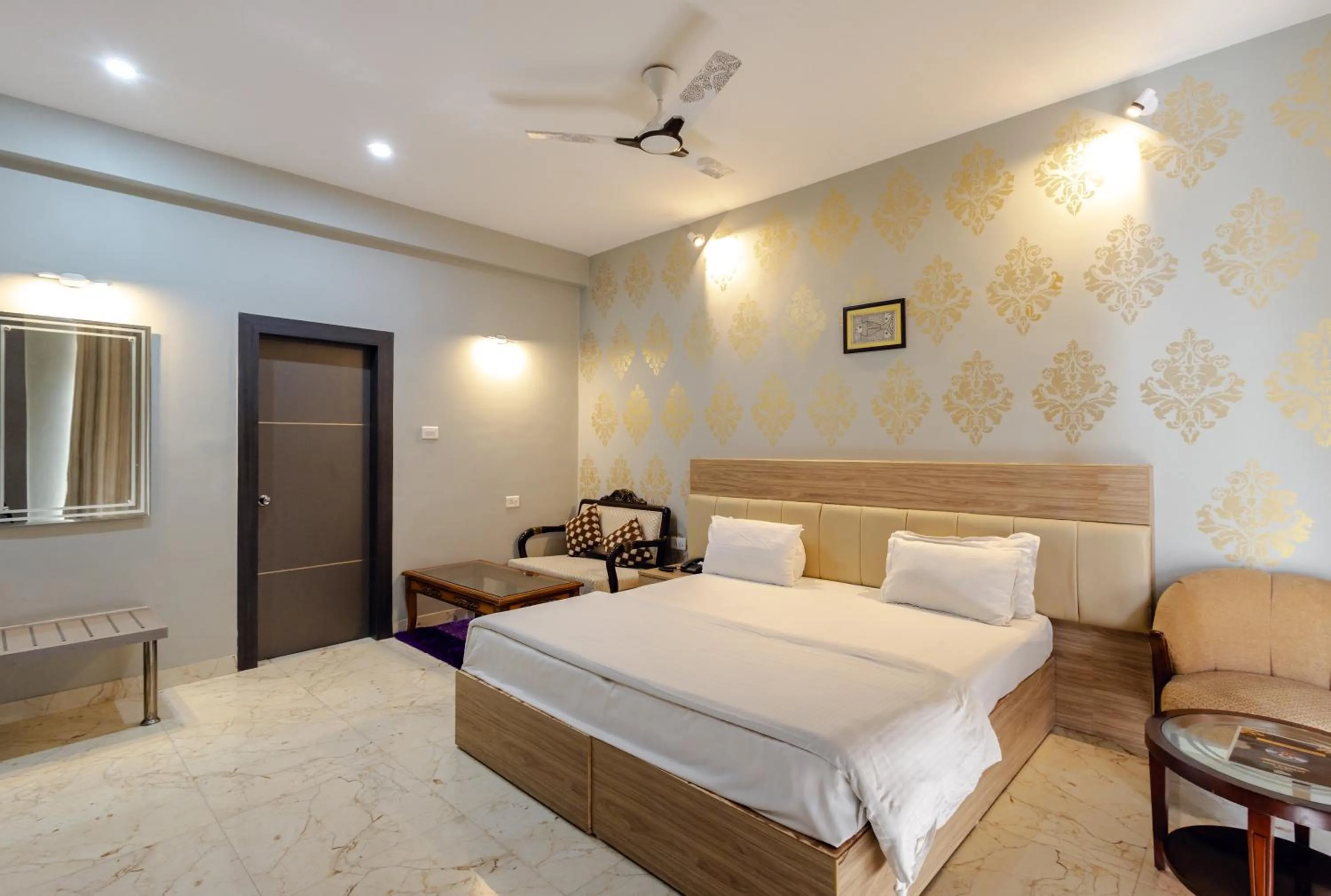 Dining area, Bed in Hotel Jataka Inn