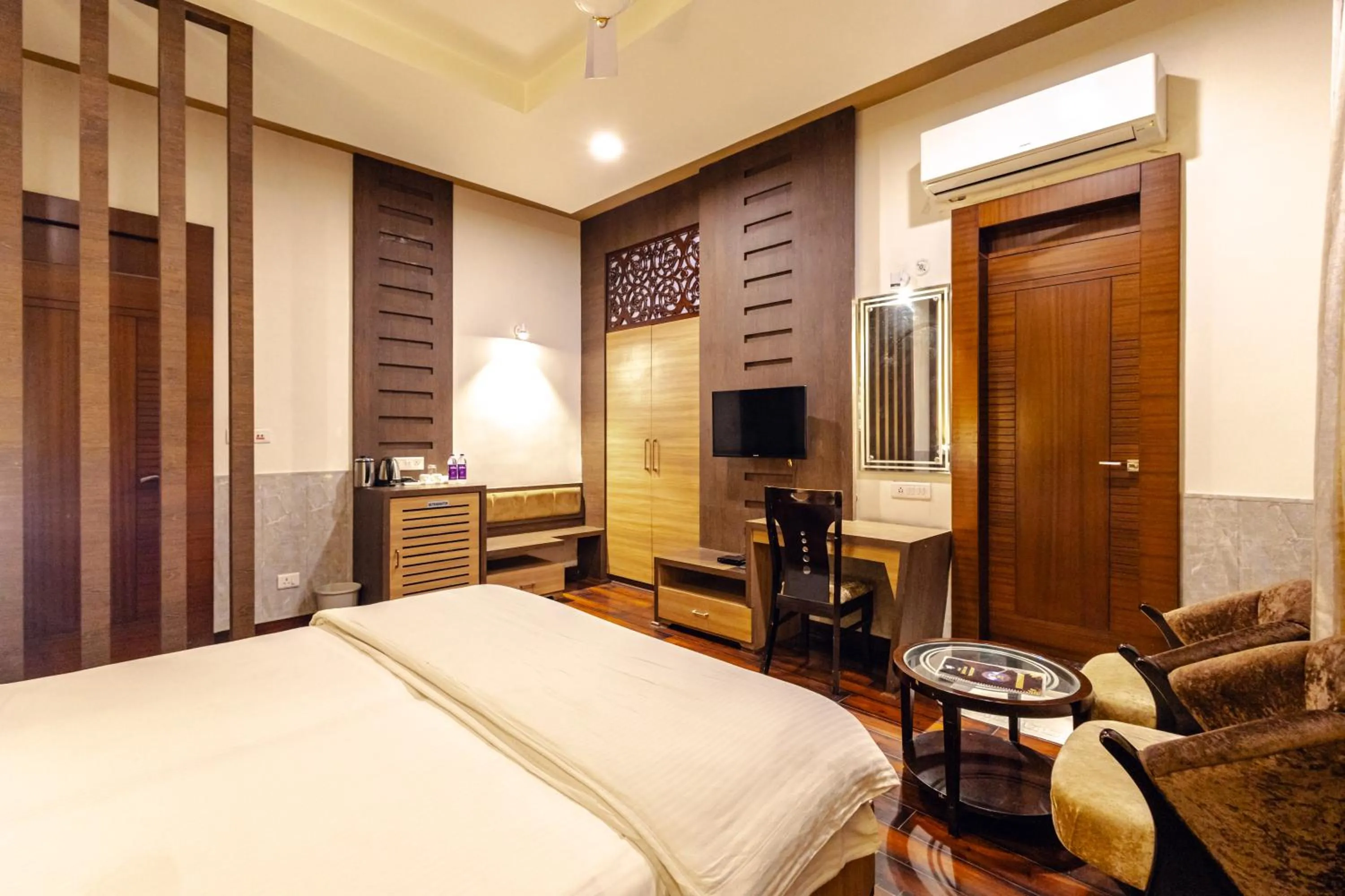 Dining area, Bed in Hotel Jataka Inn