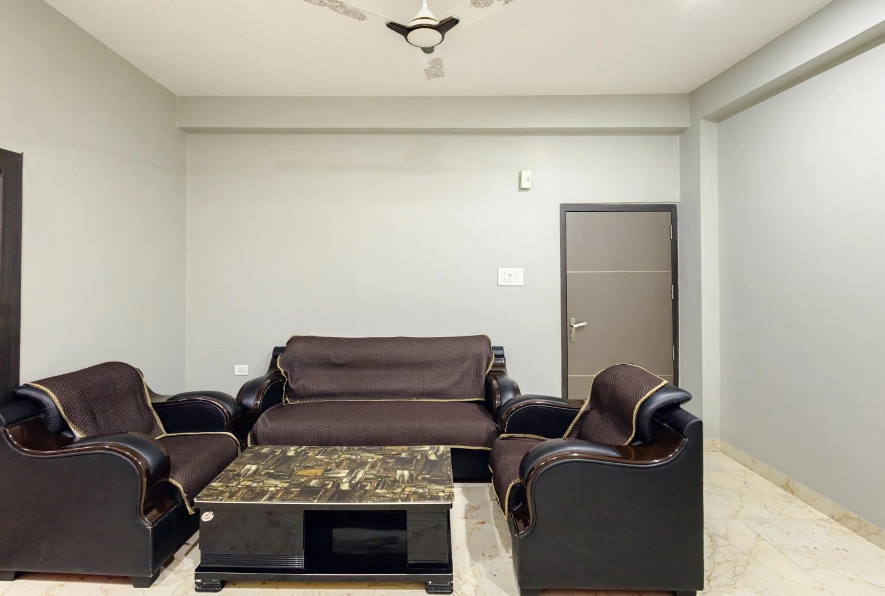 Dining area in Hotel Jataka Inn
