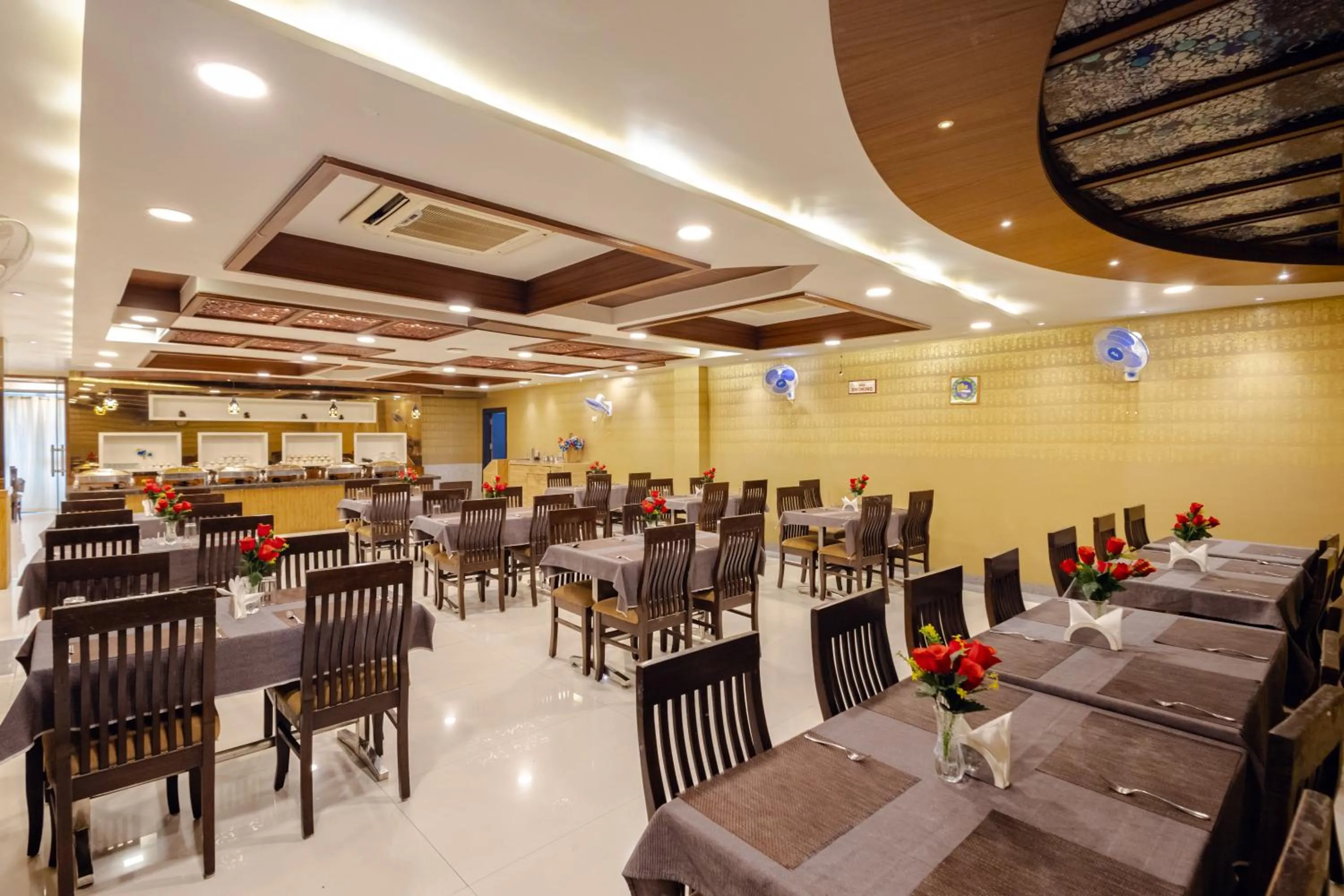 Dining area in Hotel Jataka Inn