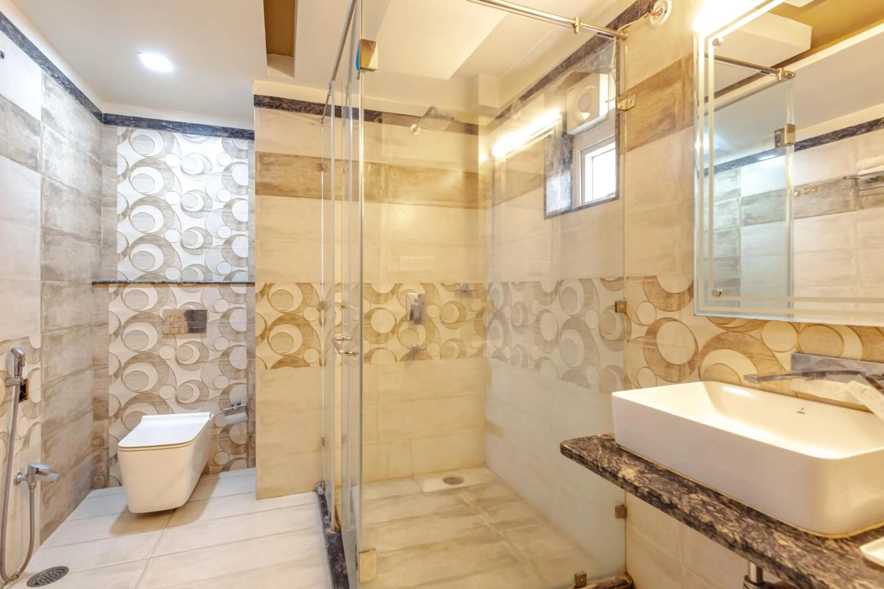 Toilet in Hotel Jataka Inn