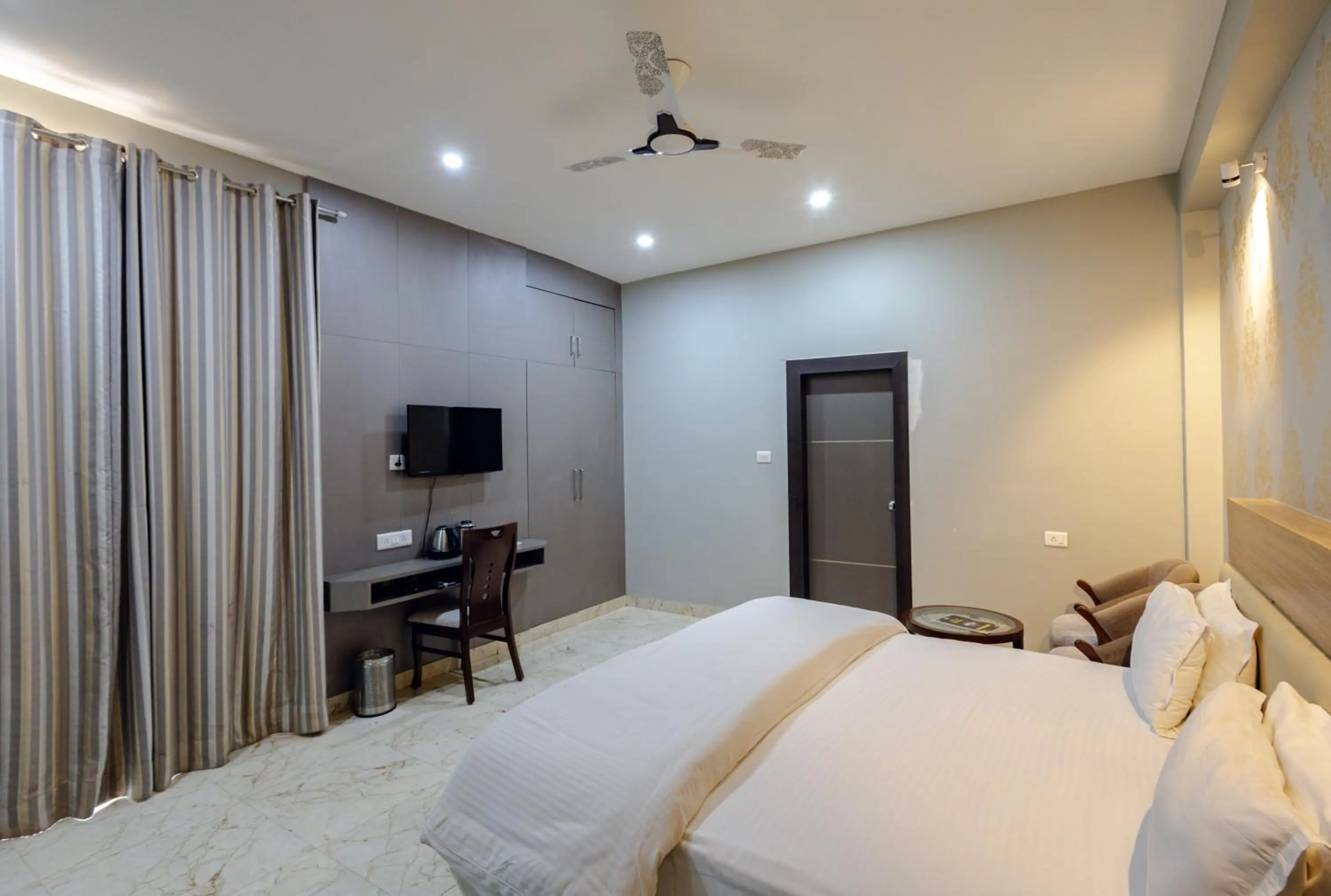 Coffee/tea facilities, Bed in Hotel Jataka Inn