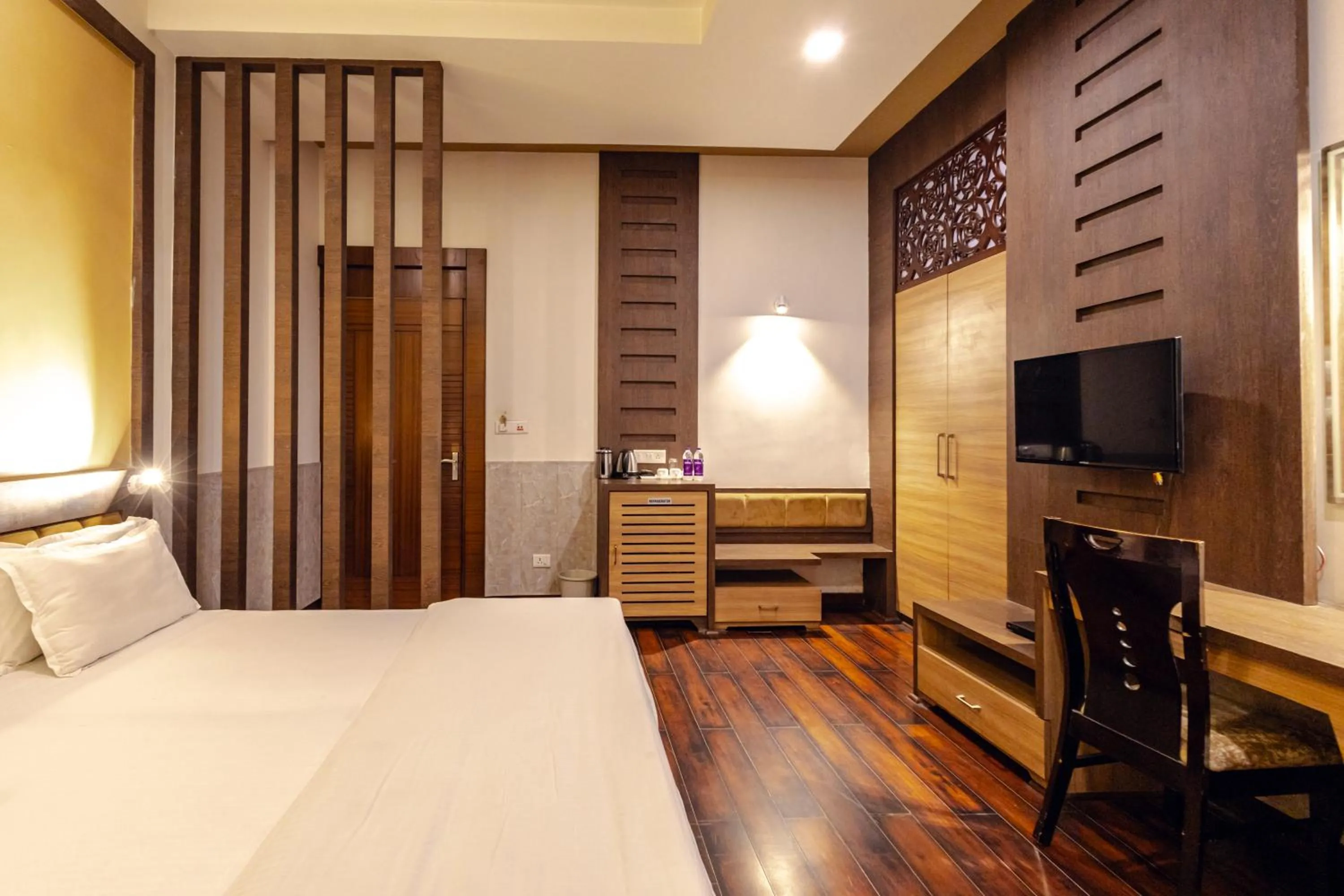 Toilet, Bed in Hotel Jataka Inn
