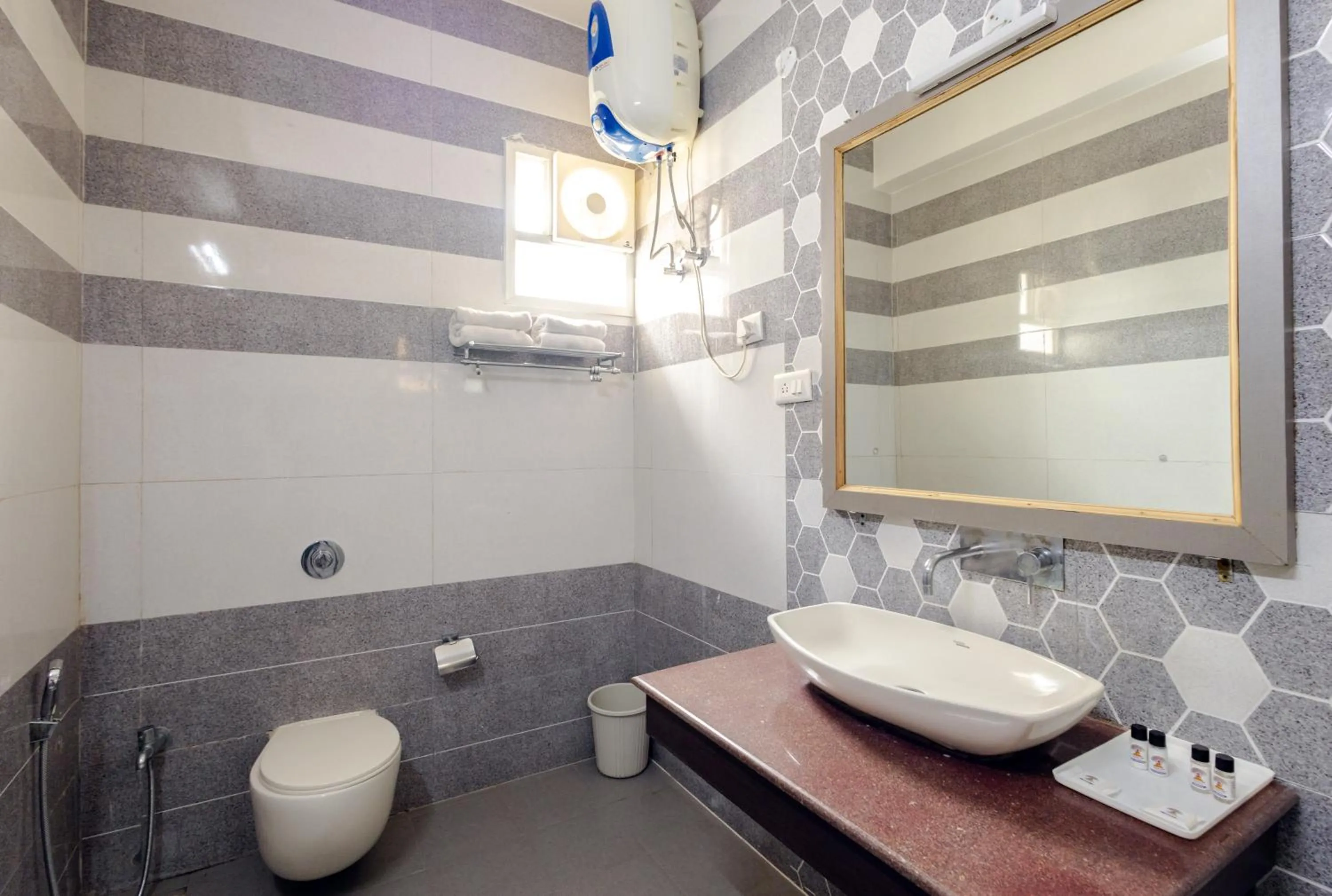 Toilet in Hotel Jataka Inn