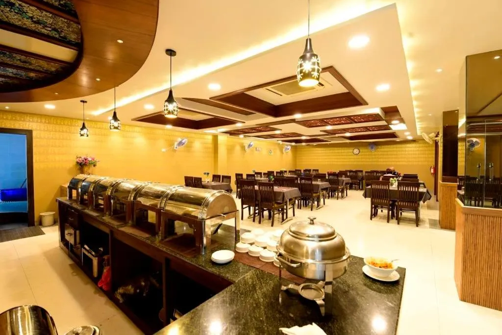 Restaurant/places to eat in Hotel Jataka Inn