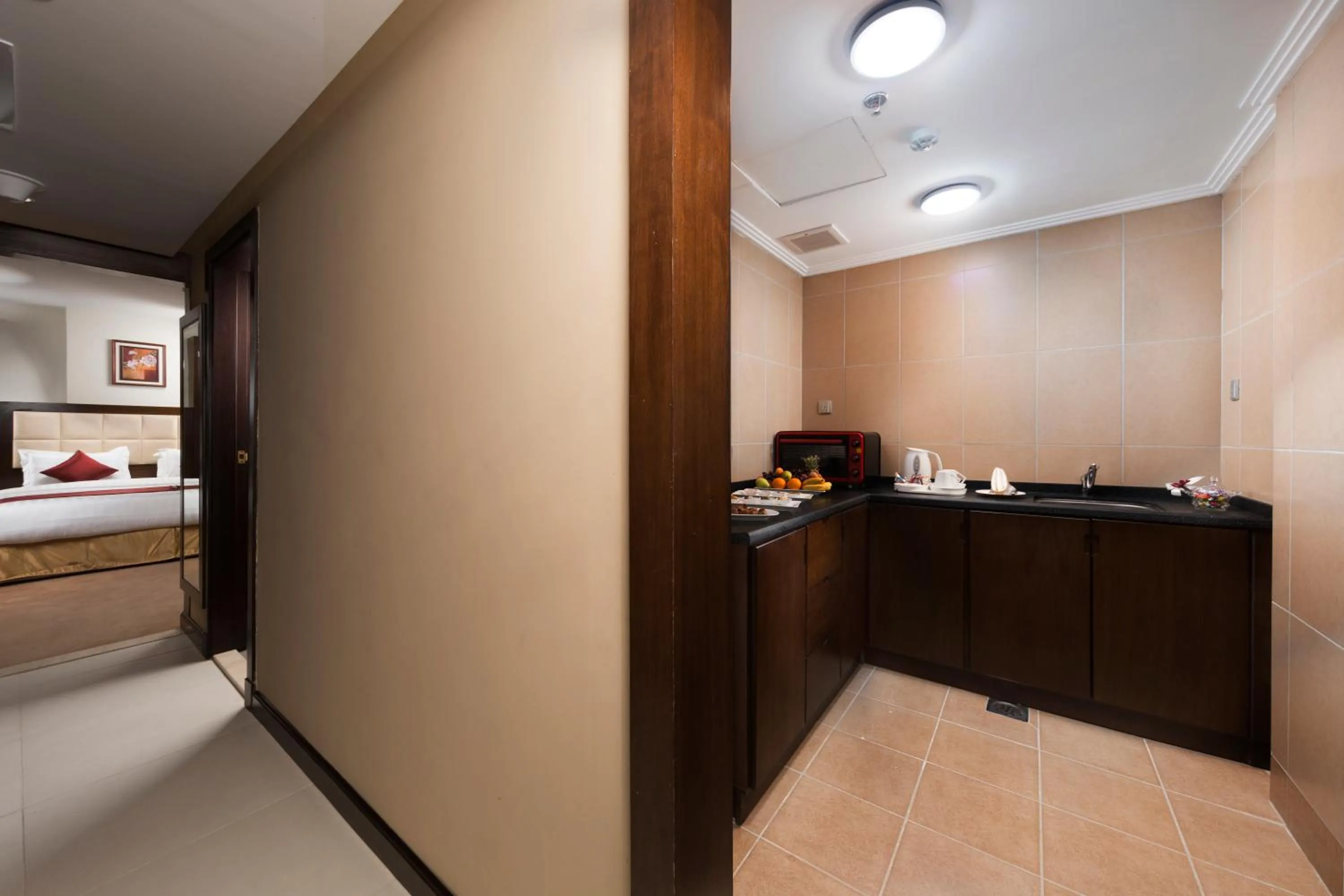 Kitchen or kitchenette in Razana Al Rawdha Hotel