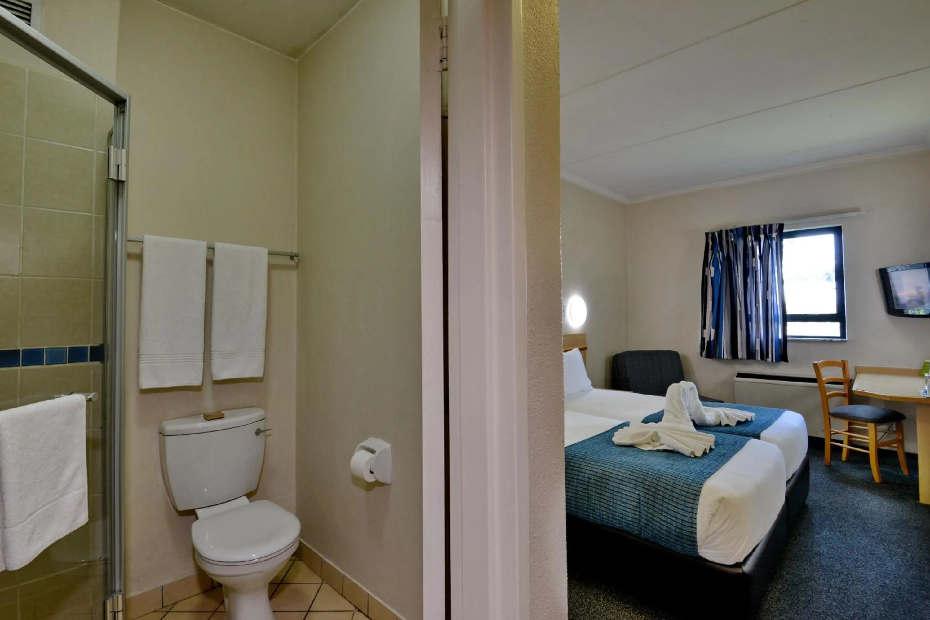 Bathroom, Bed in Road Lodge Centurion