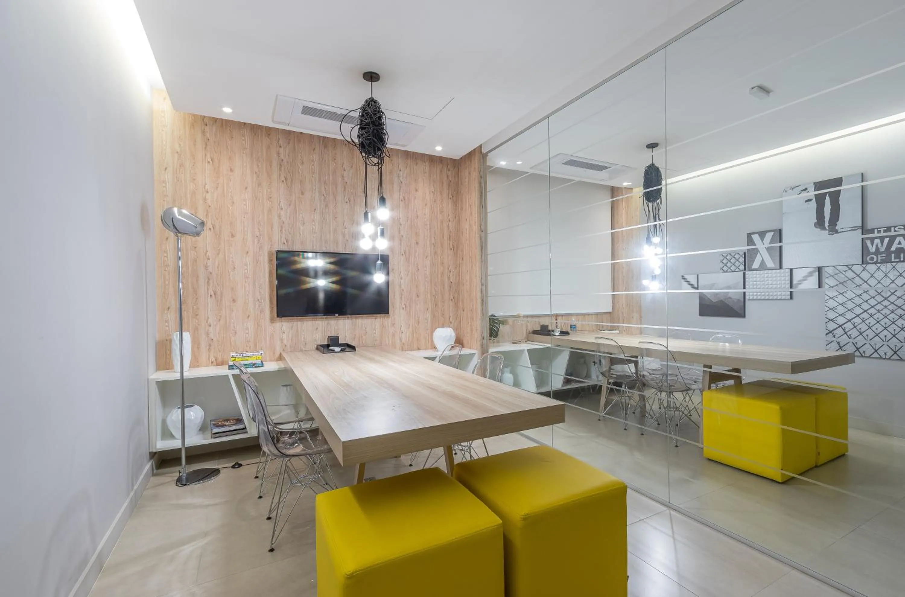 Seating area in Setin Downtown Praca da Sé by Viva - Prédio completo com piscina perto de estação de metrô no Centro de São Paulo