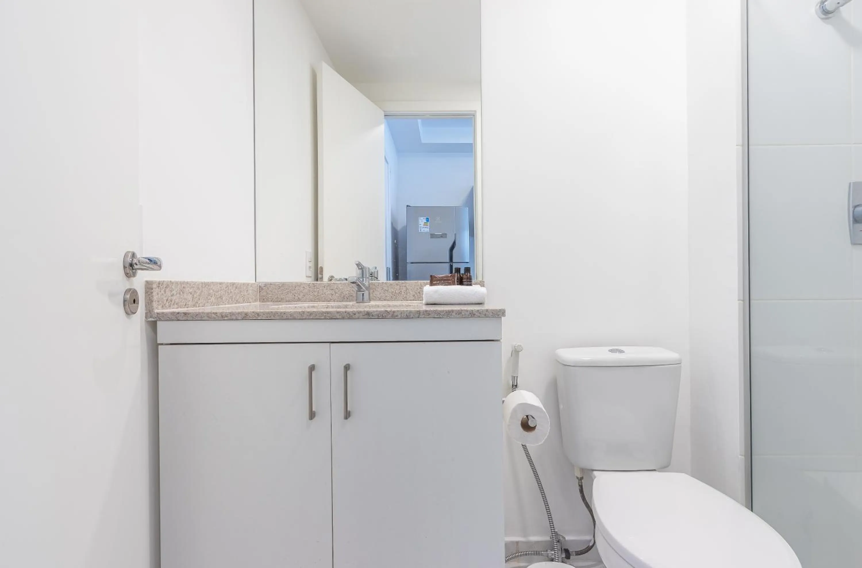 Toilet in Setin Downtown Praca da Sé by Viva - Prédio completo com piscina perto de estação de metrô no Centro de São Paulo