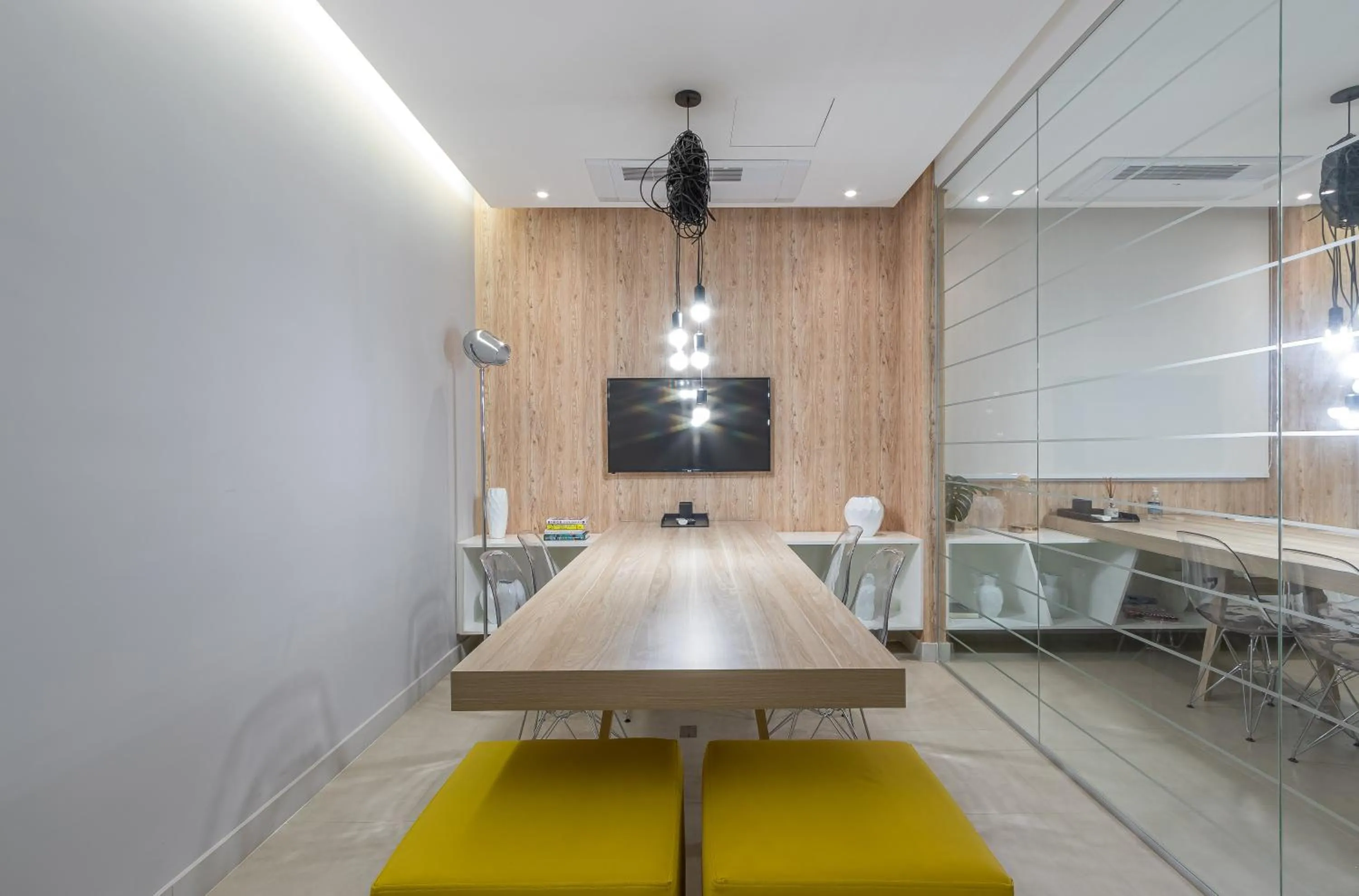 Seating area in Setin Downtown Praca da Sé by Viva - Prédio completo com piscina perto de estação de metrô no Centro de São Paulo