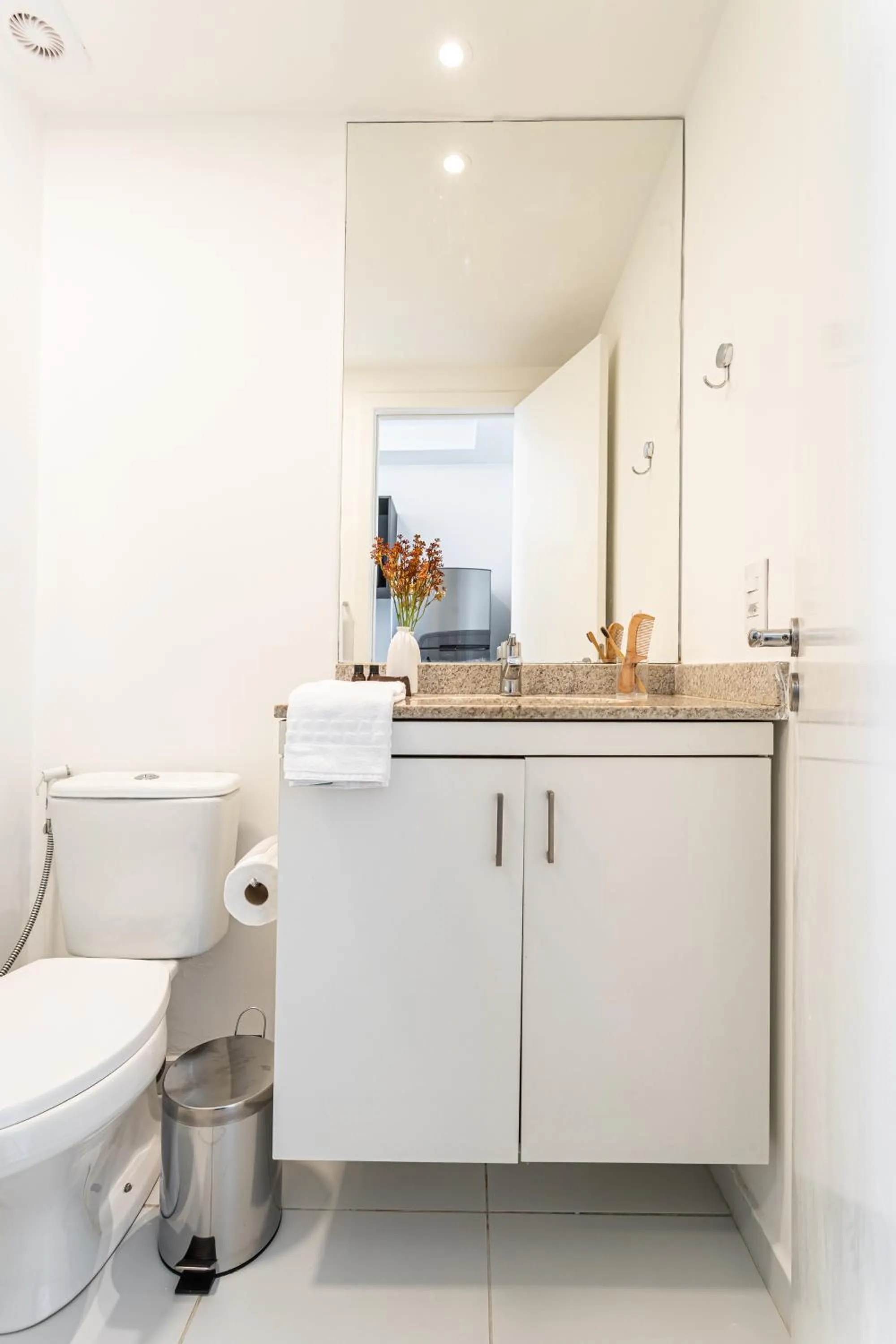 Toilet in Setin Downtown Praca da Sé by Viva - Prédio completo com piscina perto de estação de metrô no Centro de São Paulo