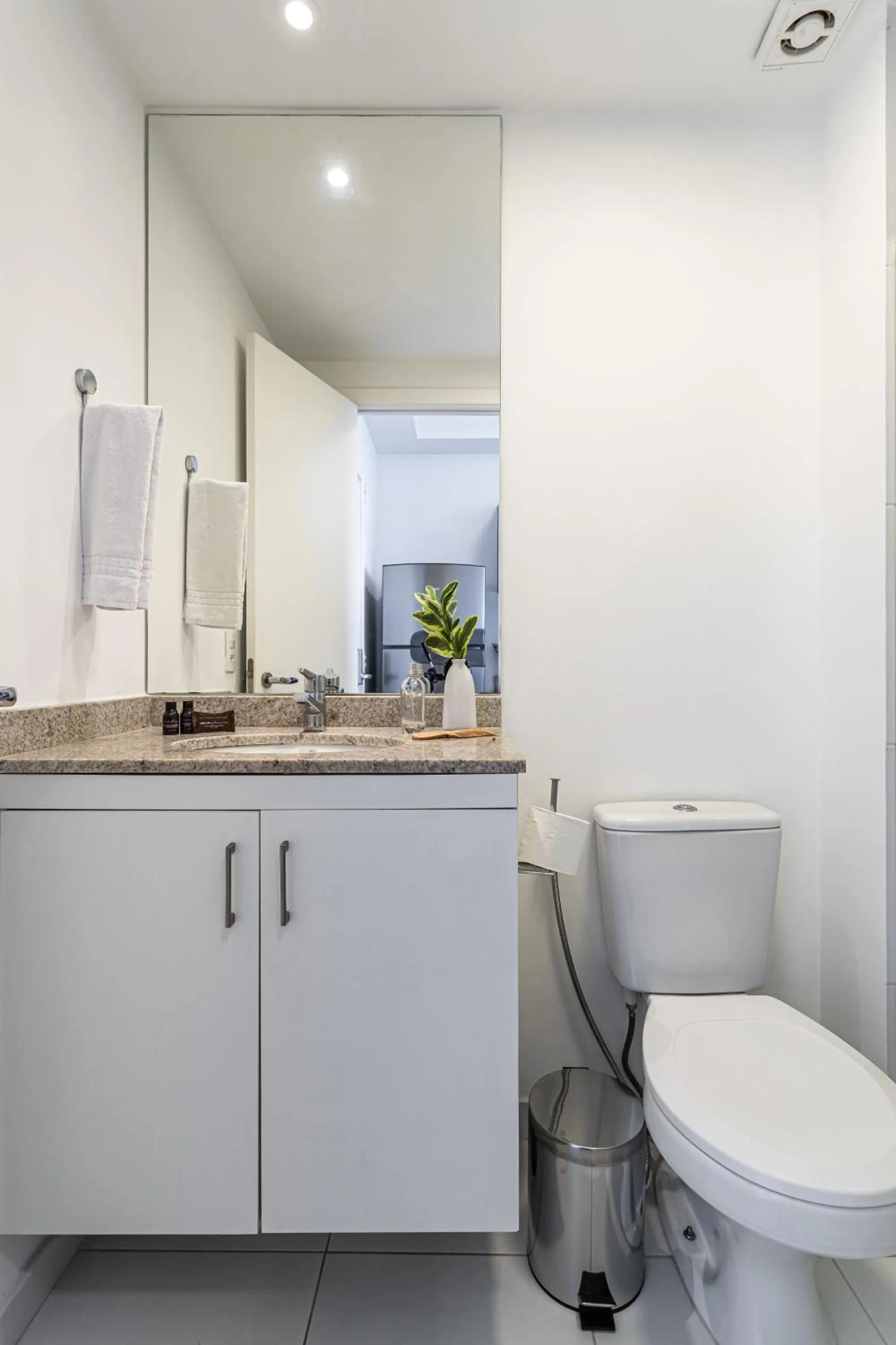 Toilet in Setin Downtown Praca da Sé by Viva - Prédio completo com piscina perto de estação de metrô no Centro de São Paulo