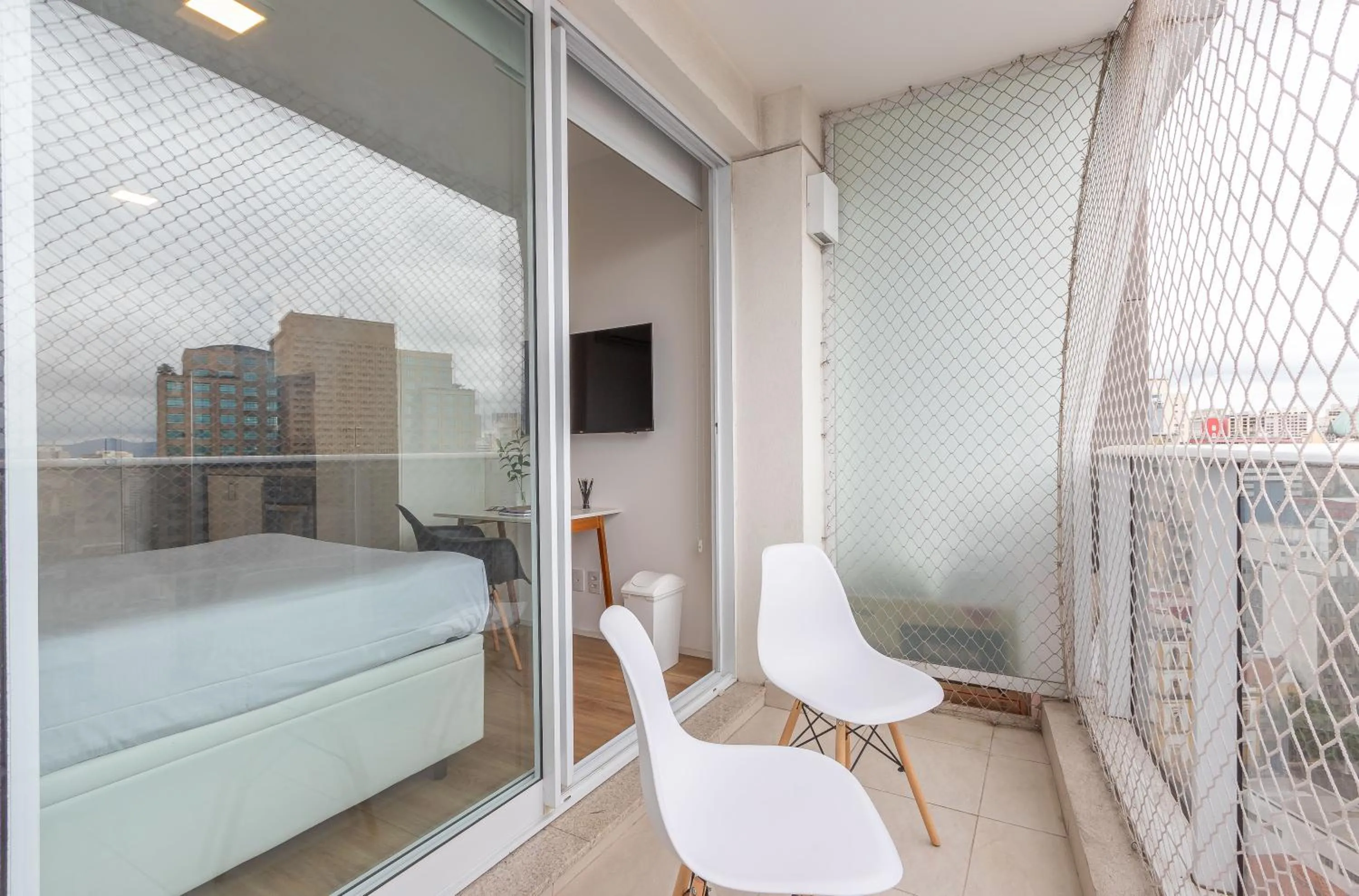 Patio in Setin Downtown Praca da Sé by Viva - Prédio completo com piscina perto de estação de metrô no Centro de São Paulo