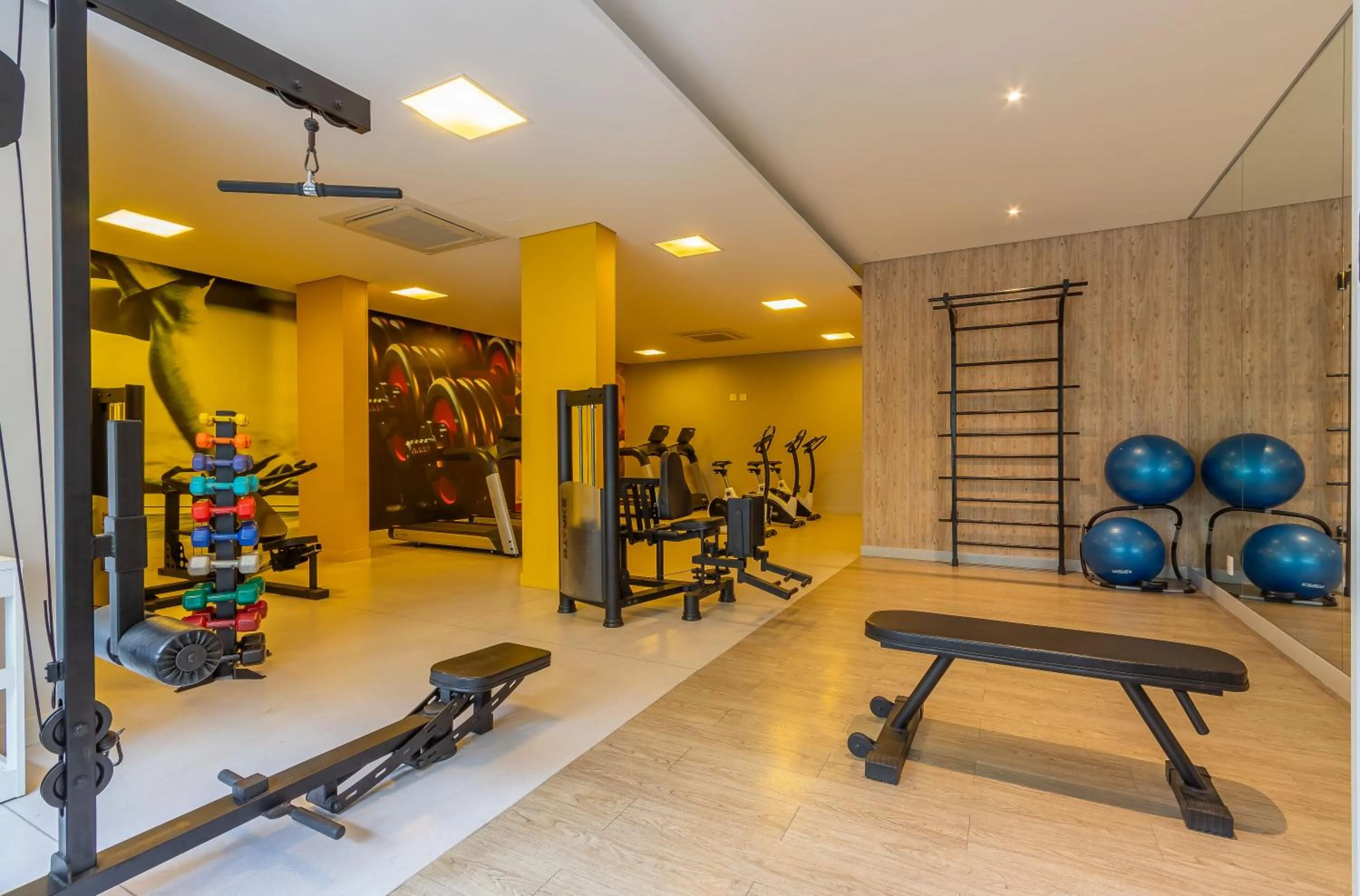 Fitness centre/facilities in Setin Downtown Praca da Sé by Viva - Prédio completo com piscina perto de estação de metrô no Centro de São Paulo