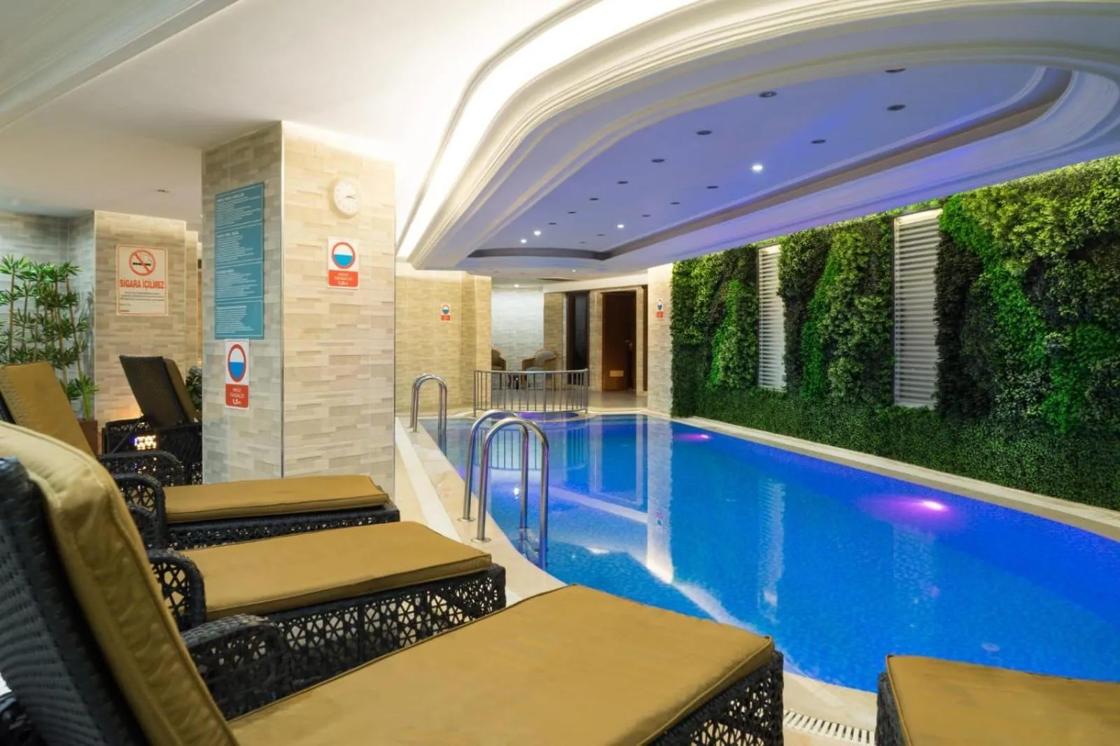 Swimming pool in Felicity Hotel İstanbul