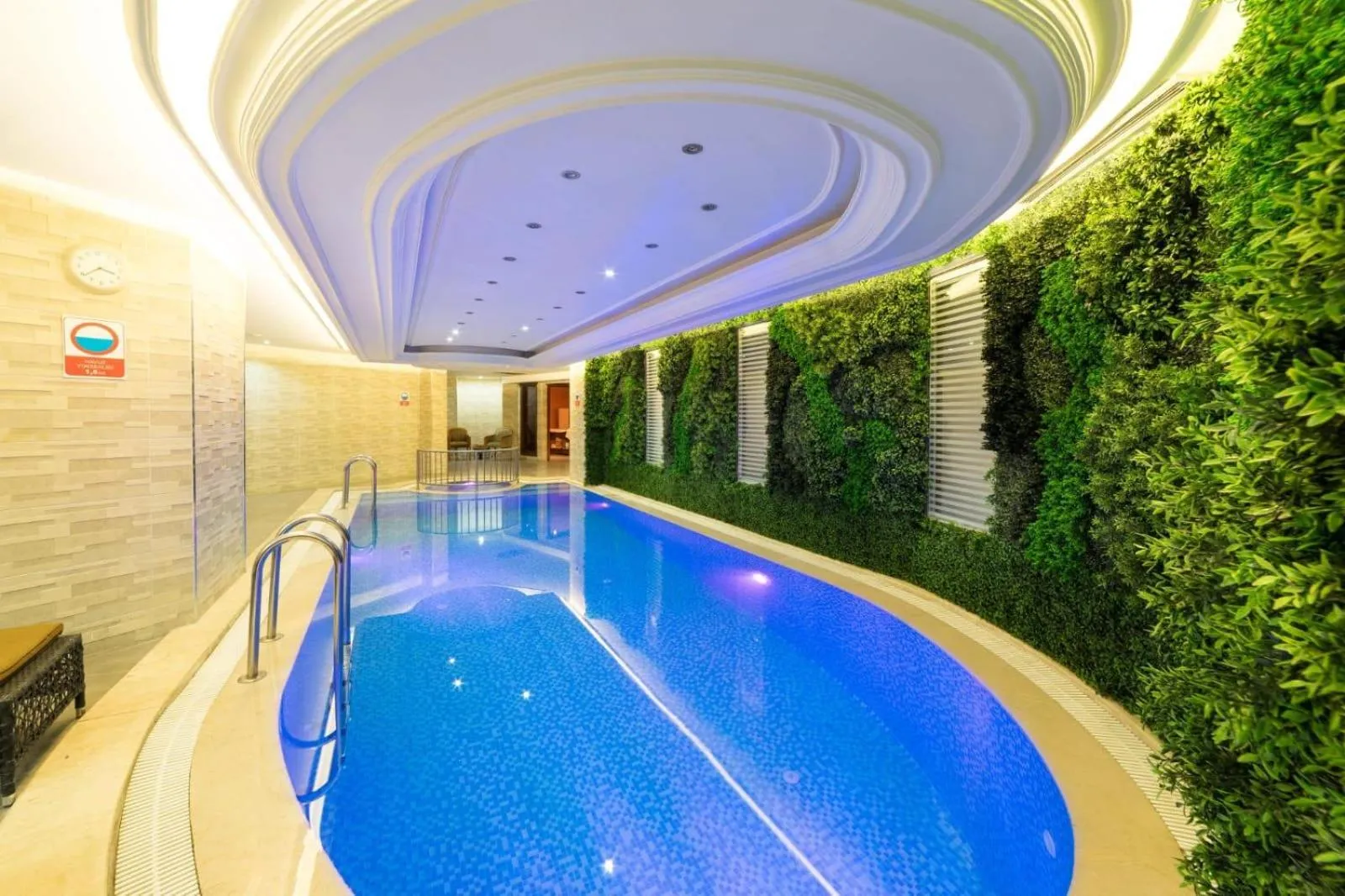 Swimming pool in Felicity Hotel İstanbul