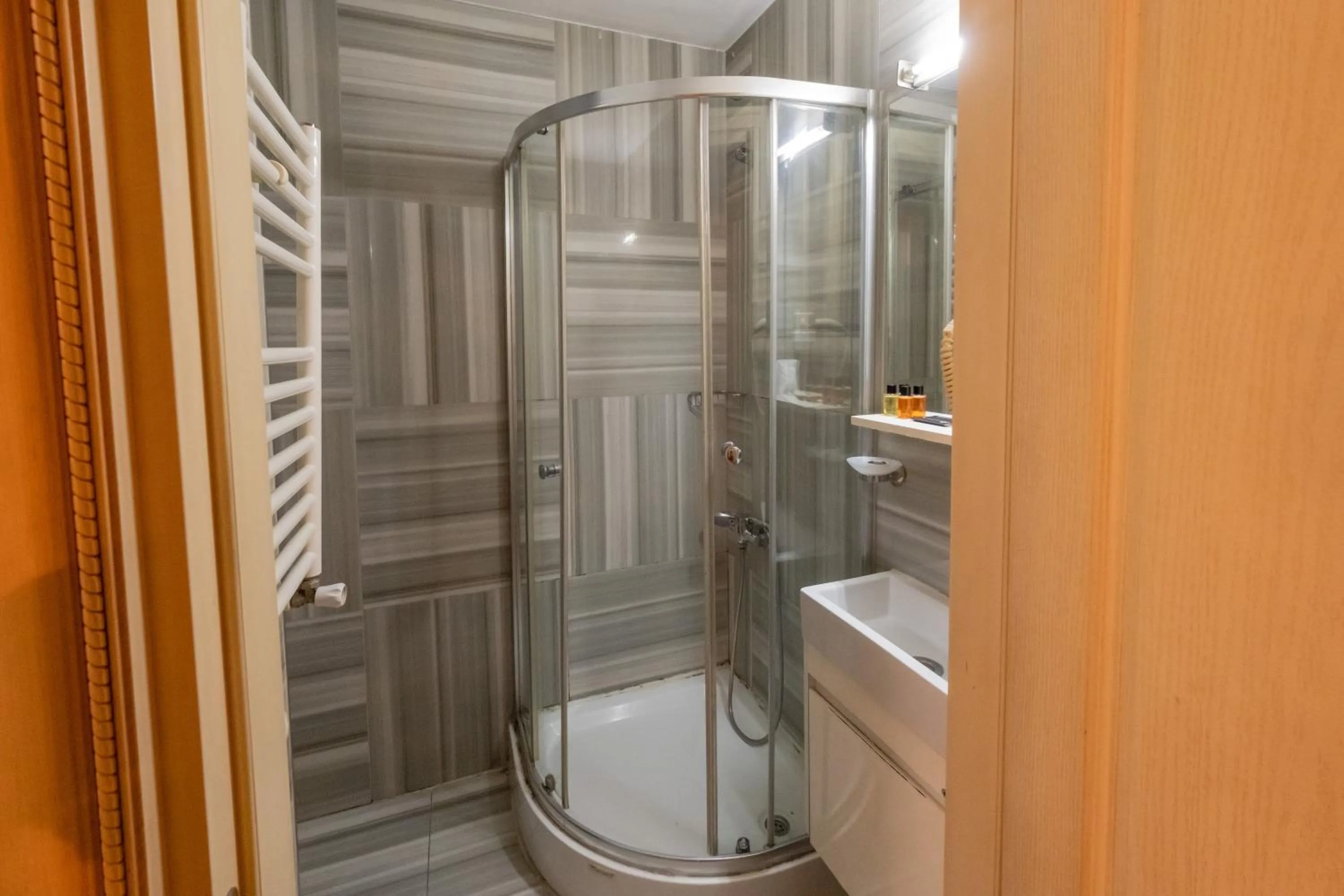 Shower in Felicity Hotel İstanbul