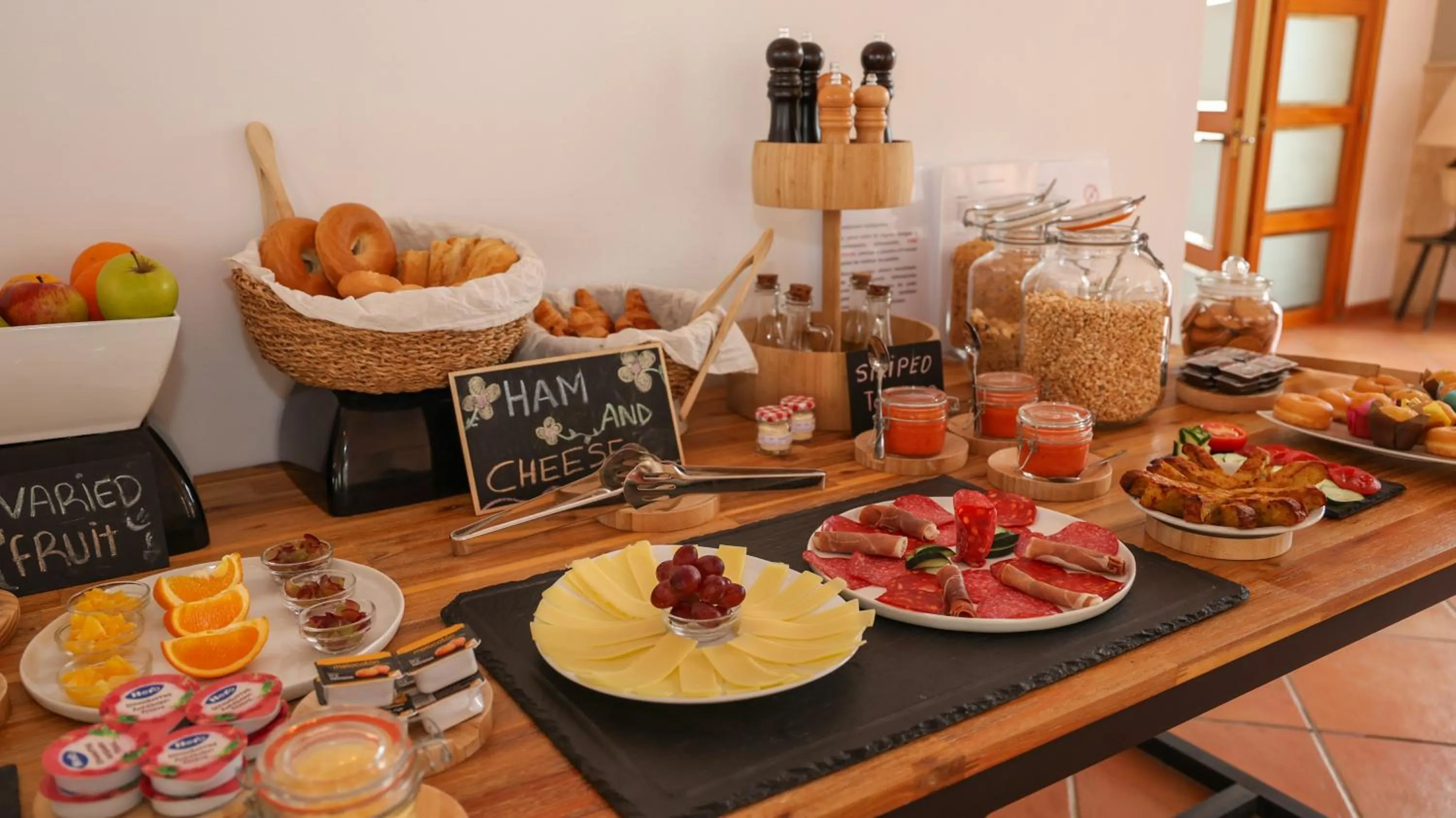 Breakfast in Nuramar Aparthotel