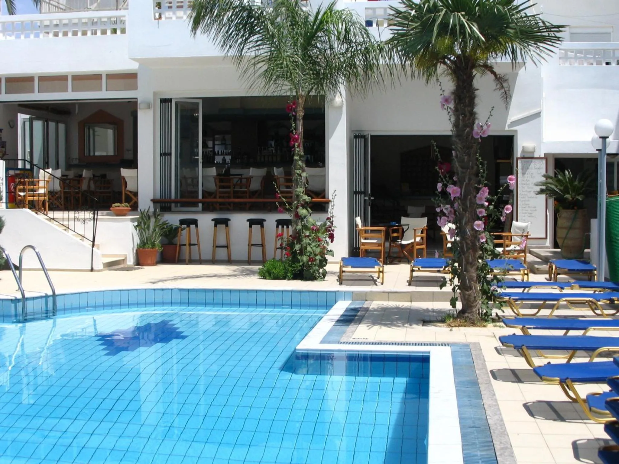 Swimming pool in Emerald Hotel