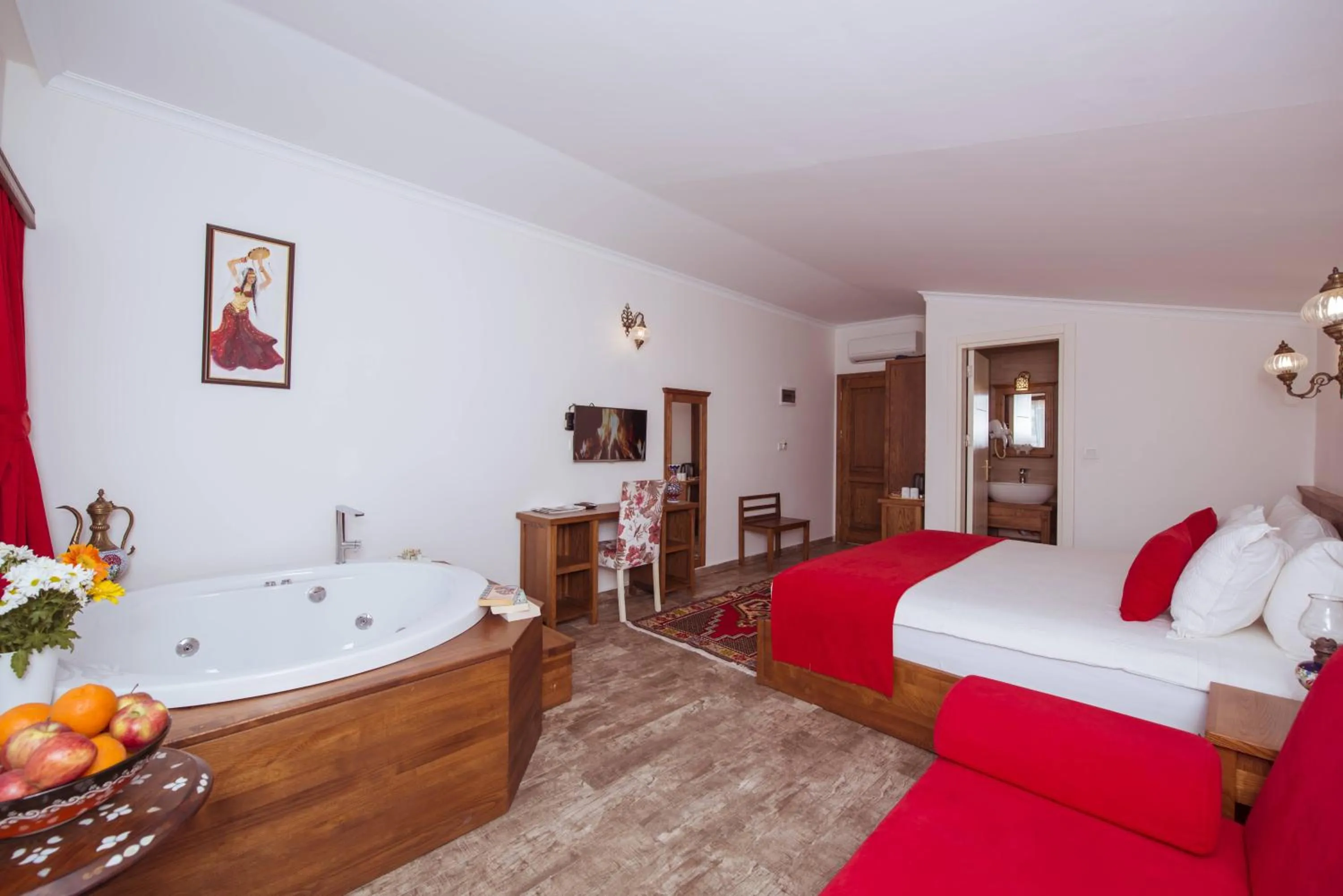 Hot Tub, Bed in Infinity City Hotel