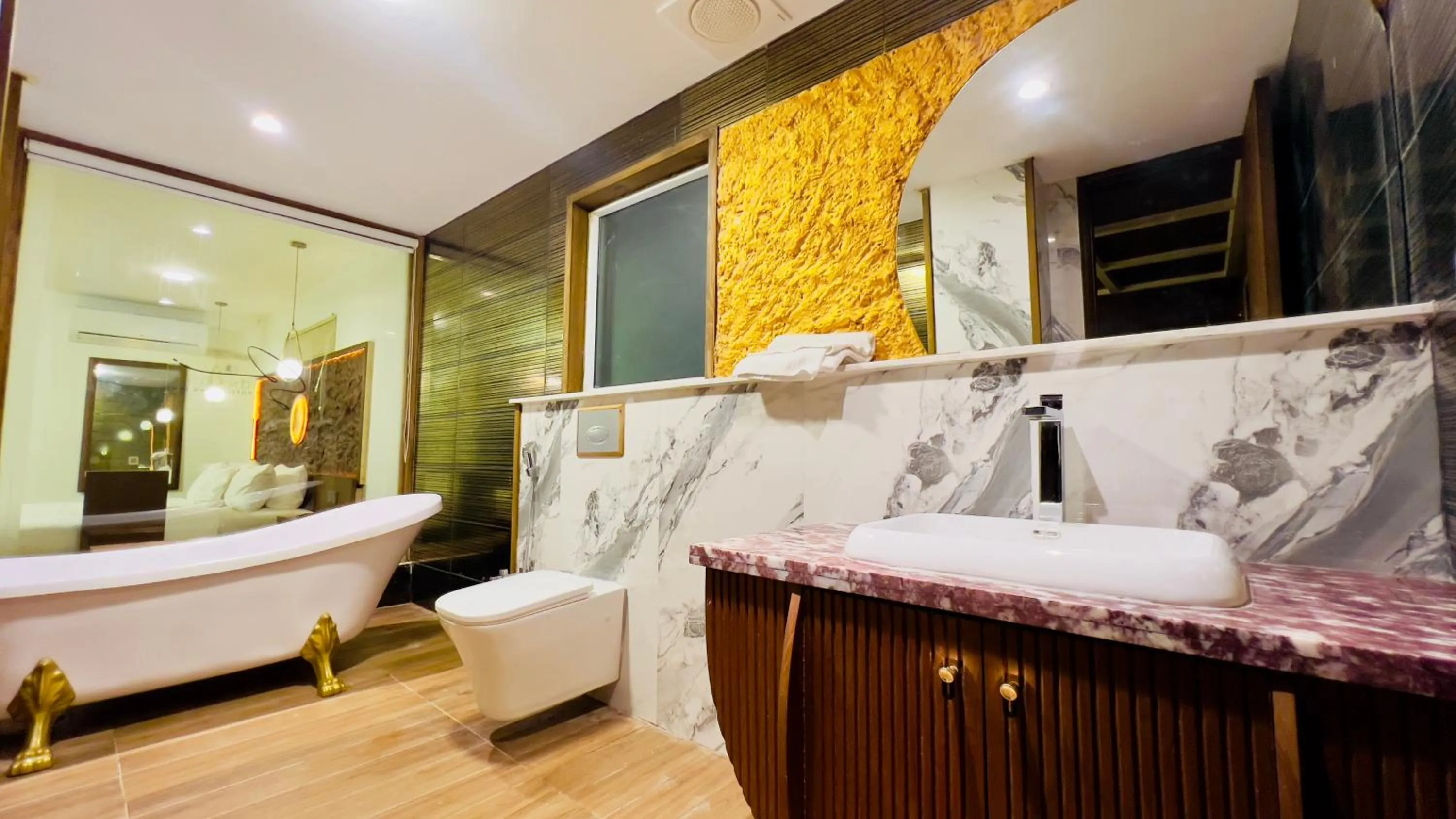 Hot Tub in Signature By Hotel Crown Inn