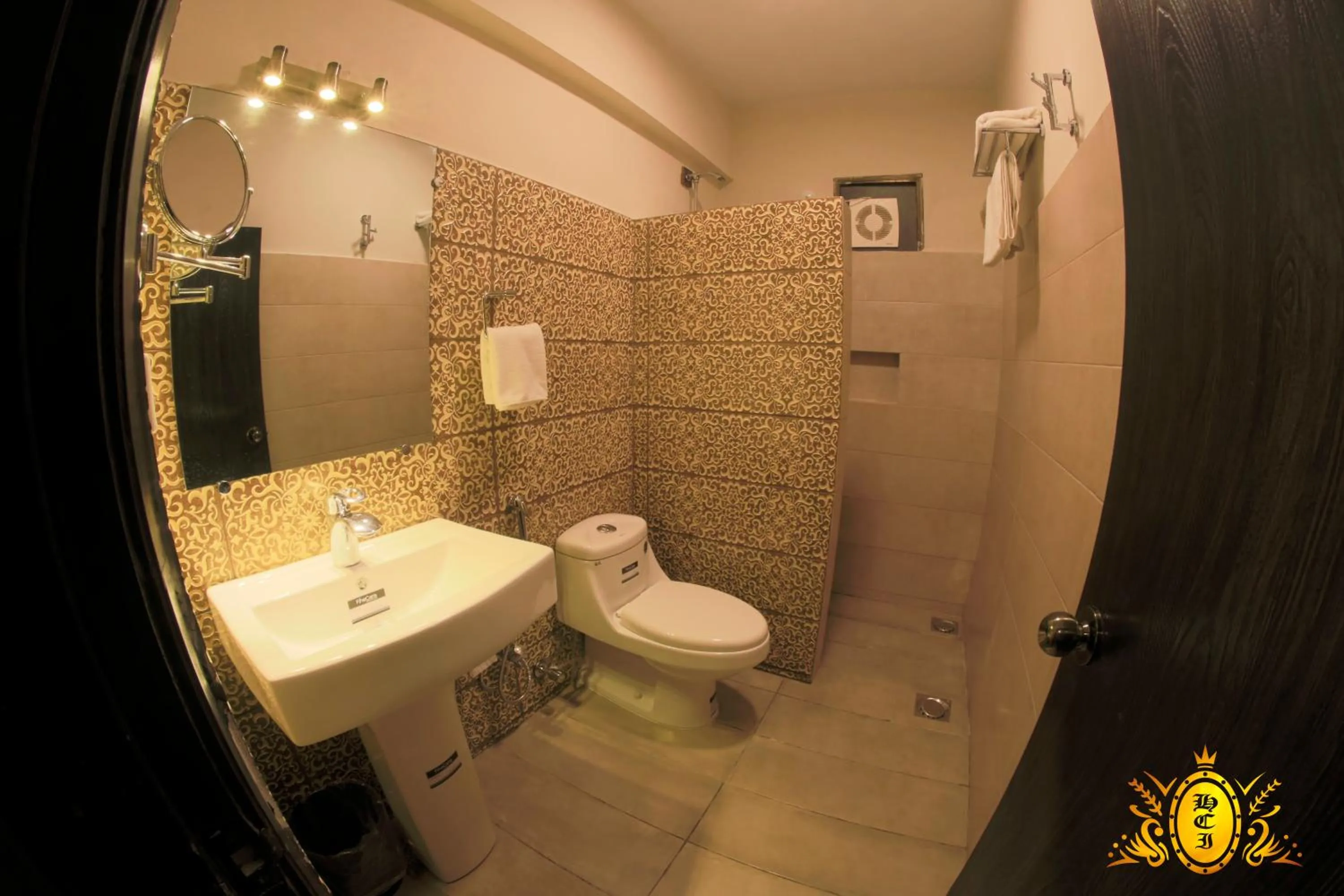 Shower in Signature By Hotel Crown Inn