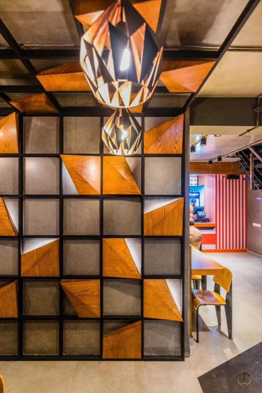 Restaurant/places to eat in Signature By Hotel Crown Inn