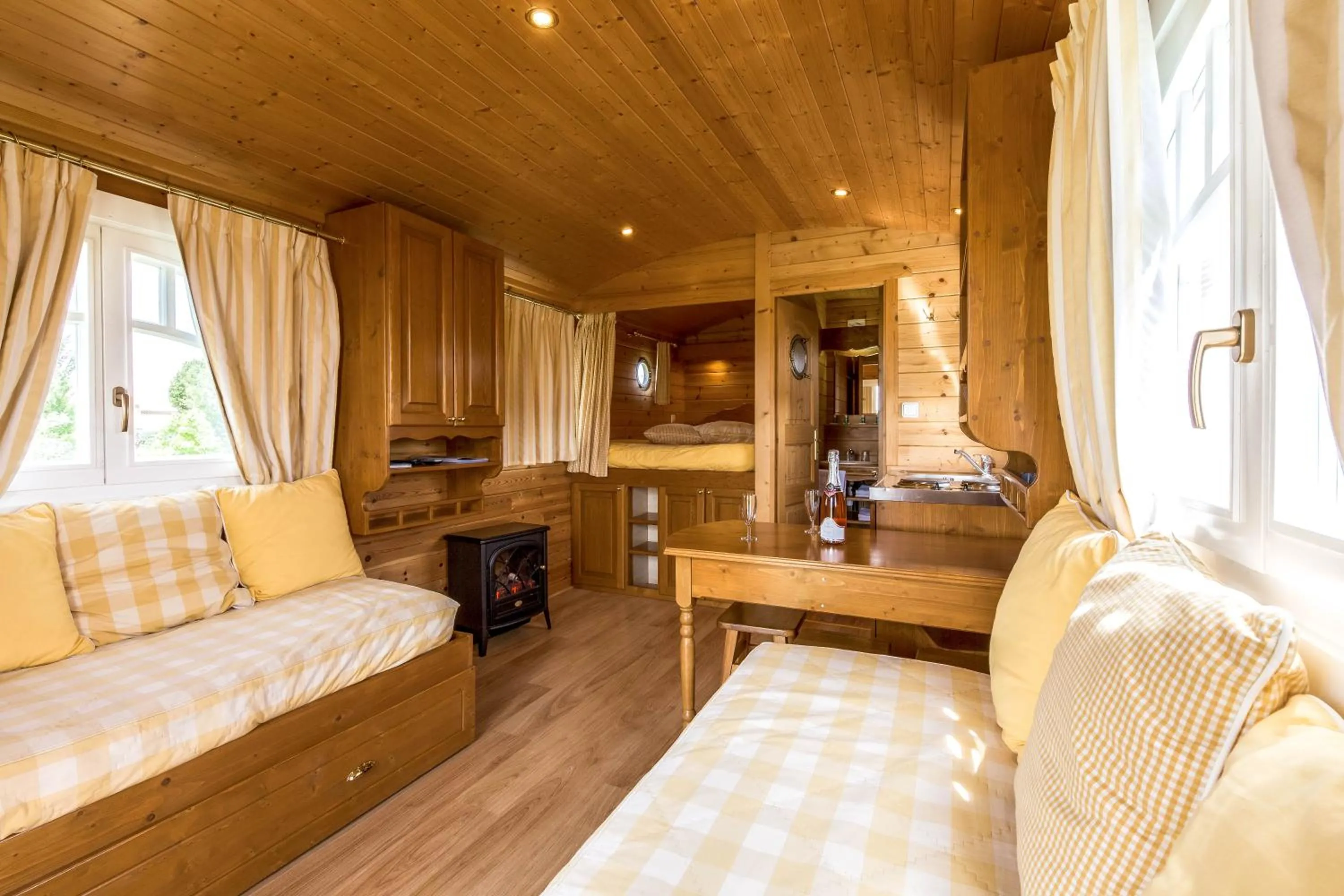 Bed in Les Roulottes-Gîtes de la Ferme de l'Autruche Dromoise