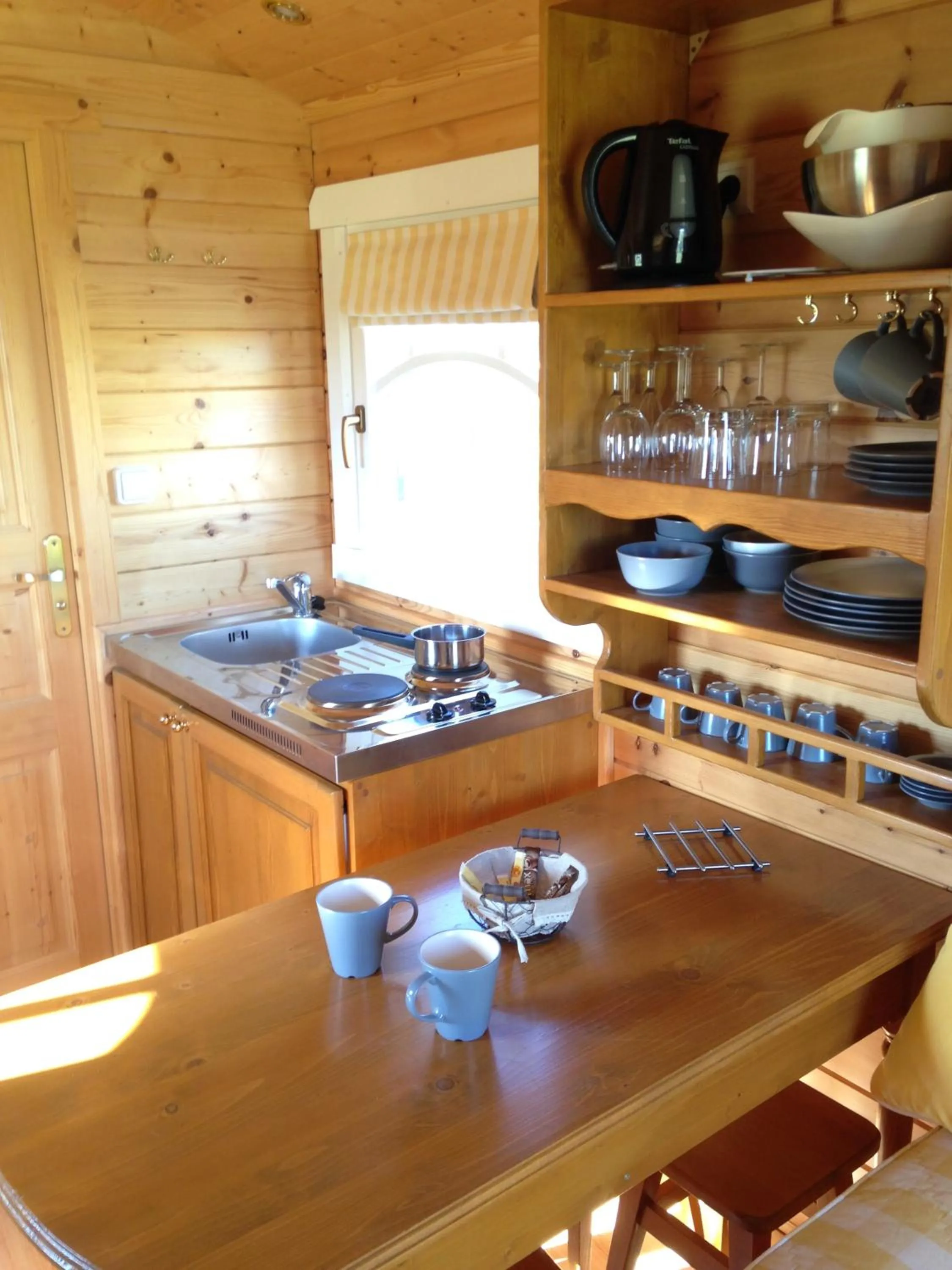 Kitchen or kitchenette in Les Roulottes-Gîtes de la Ferme de l'Autruche Dromoise