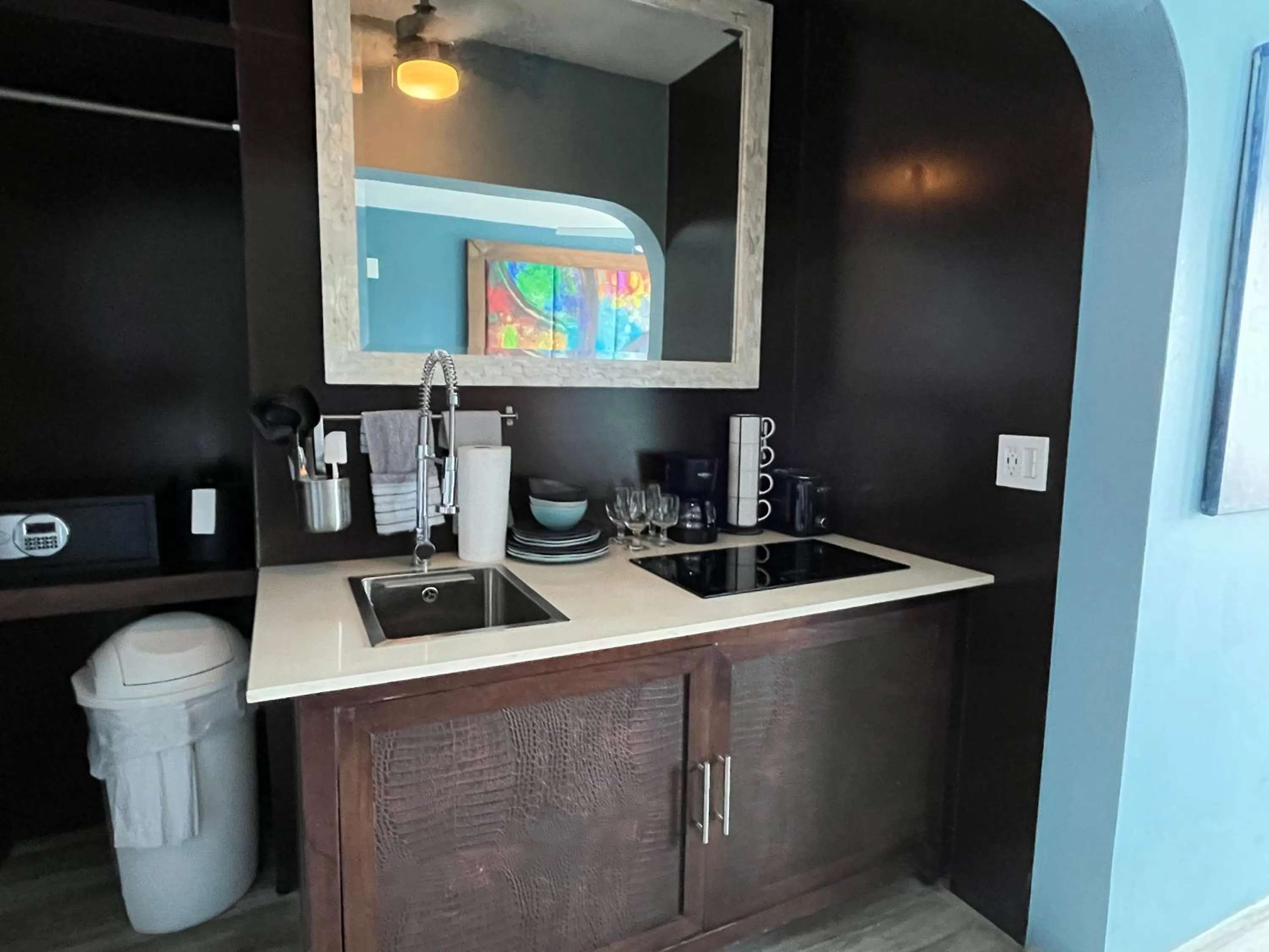 Old Crow Hotel and Suites