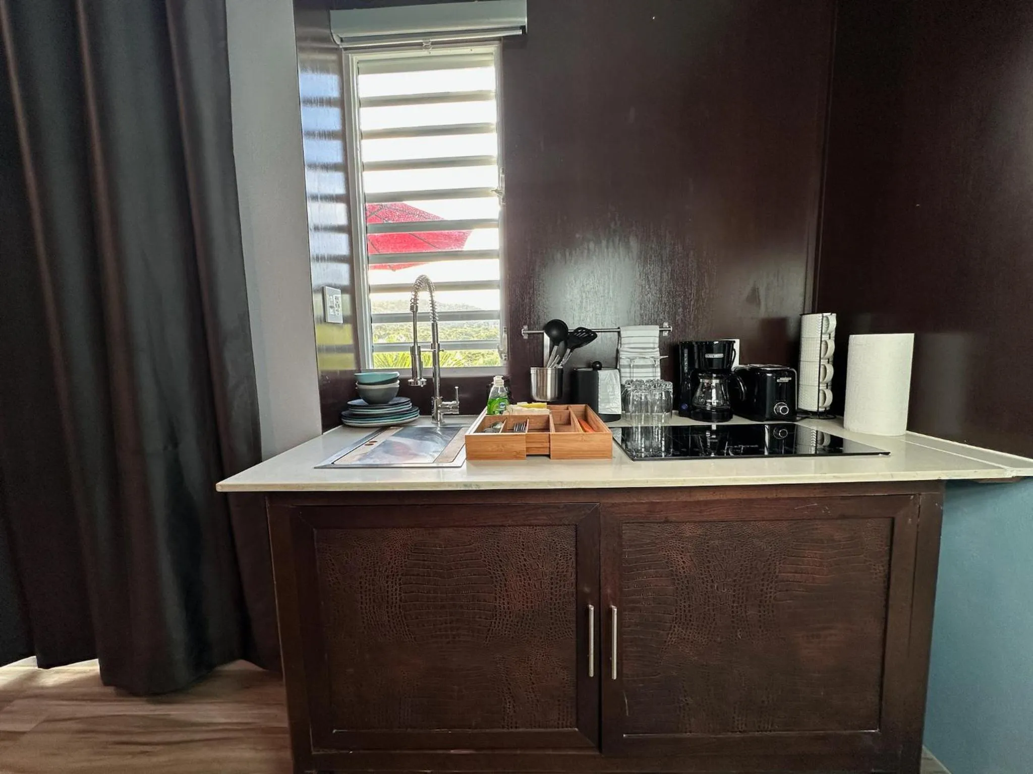 Old Crow Hotel and Suites