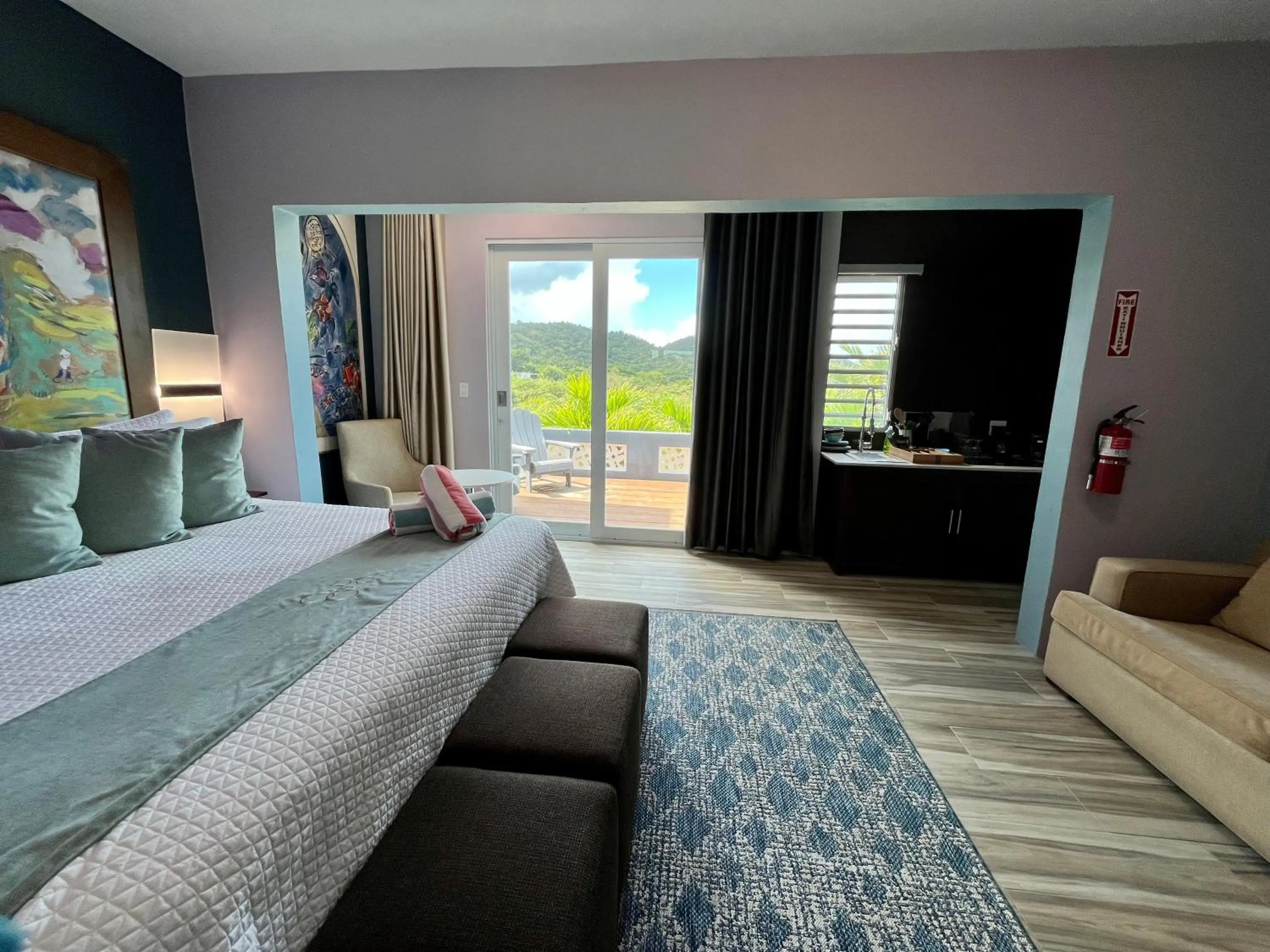 Bed in Old Crow Hotel and Suites