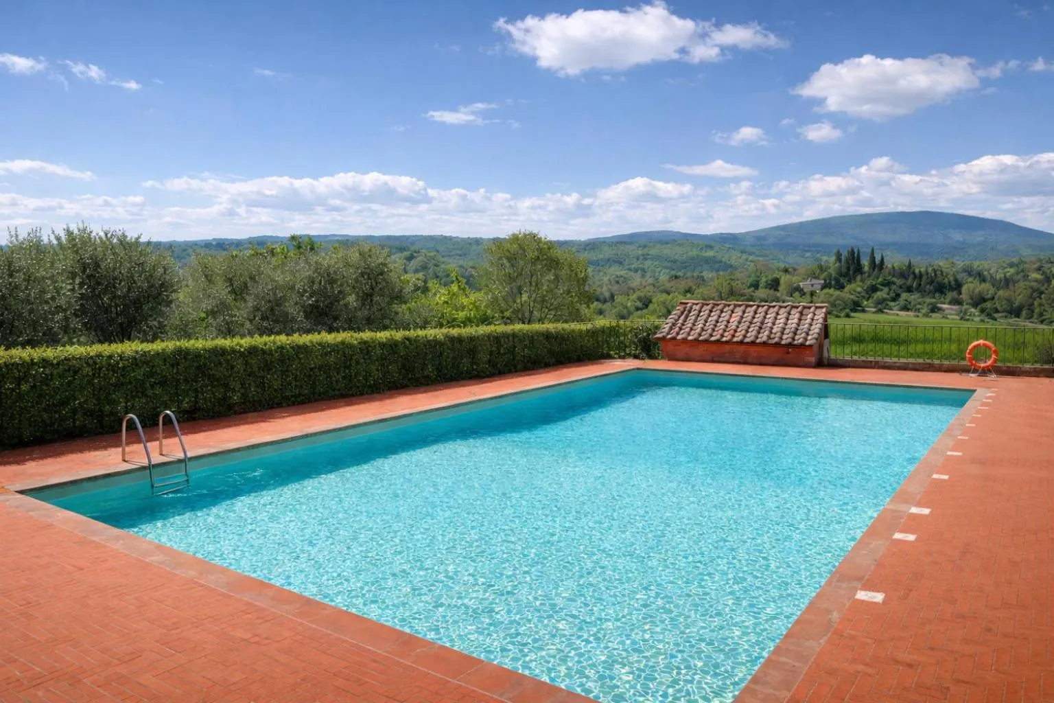 Pool view in Fattoria Lornano Winery
