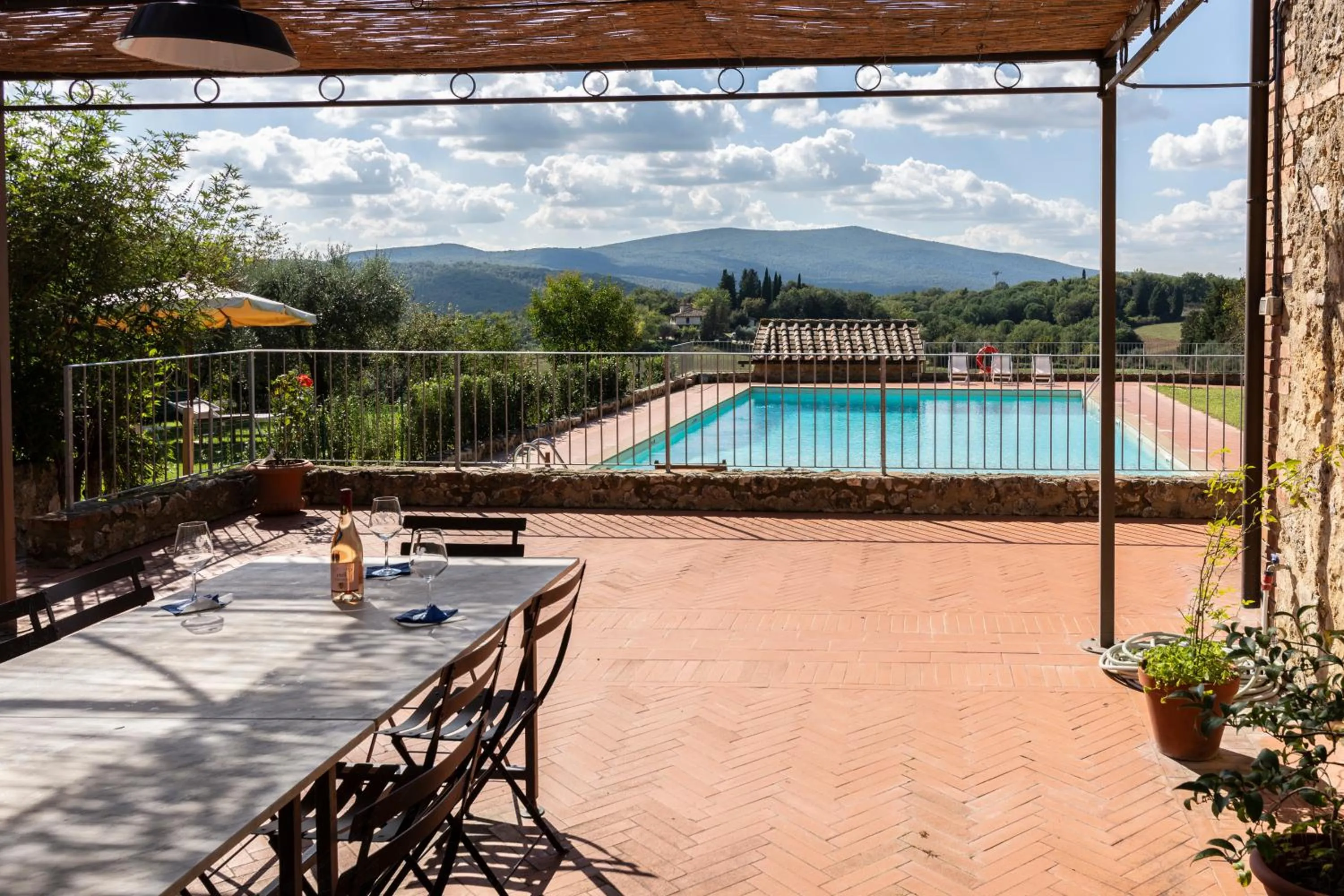 Pool view in Fattoria Lornano Winery