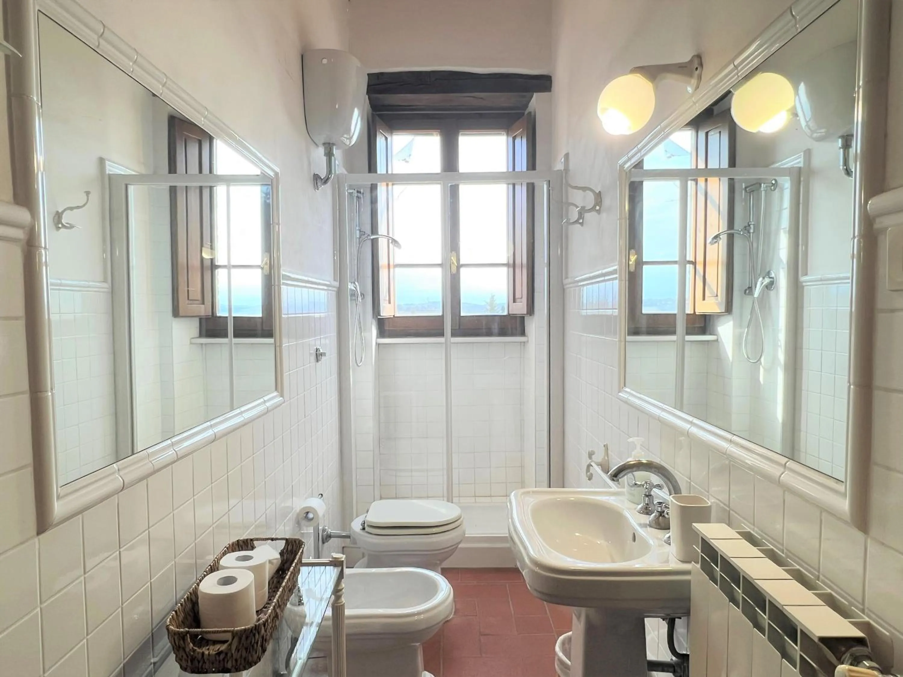 Shower in Fattoria Lornano Winery