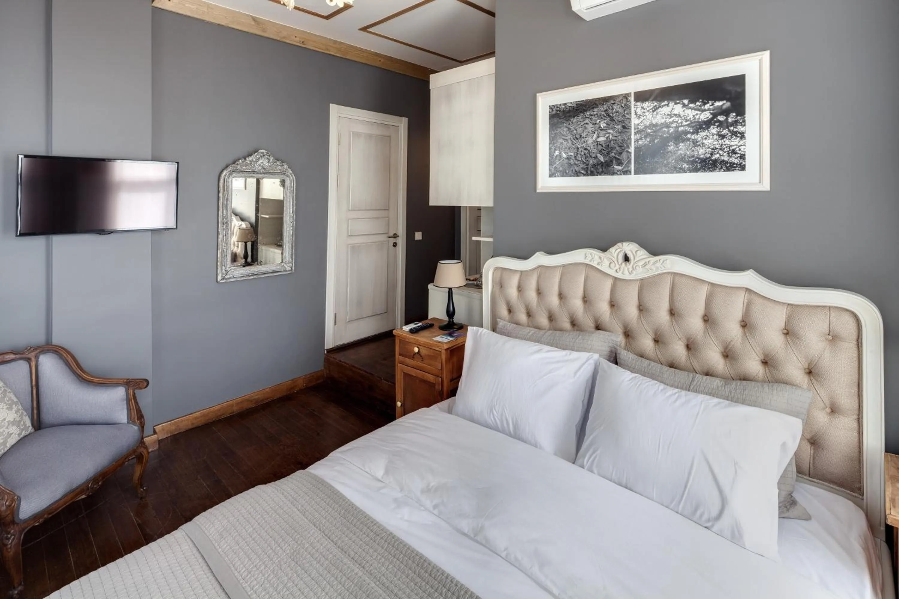 Photo of the whole room, Bed in Loka Suites