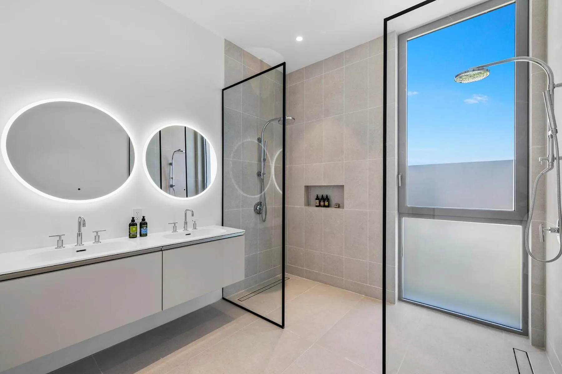 Shower in South Bank