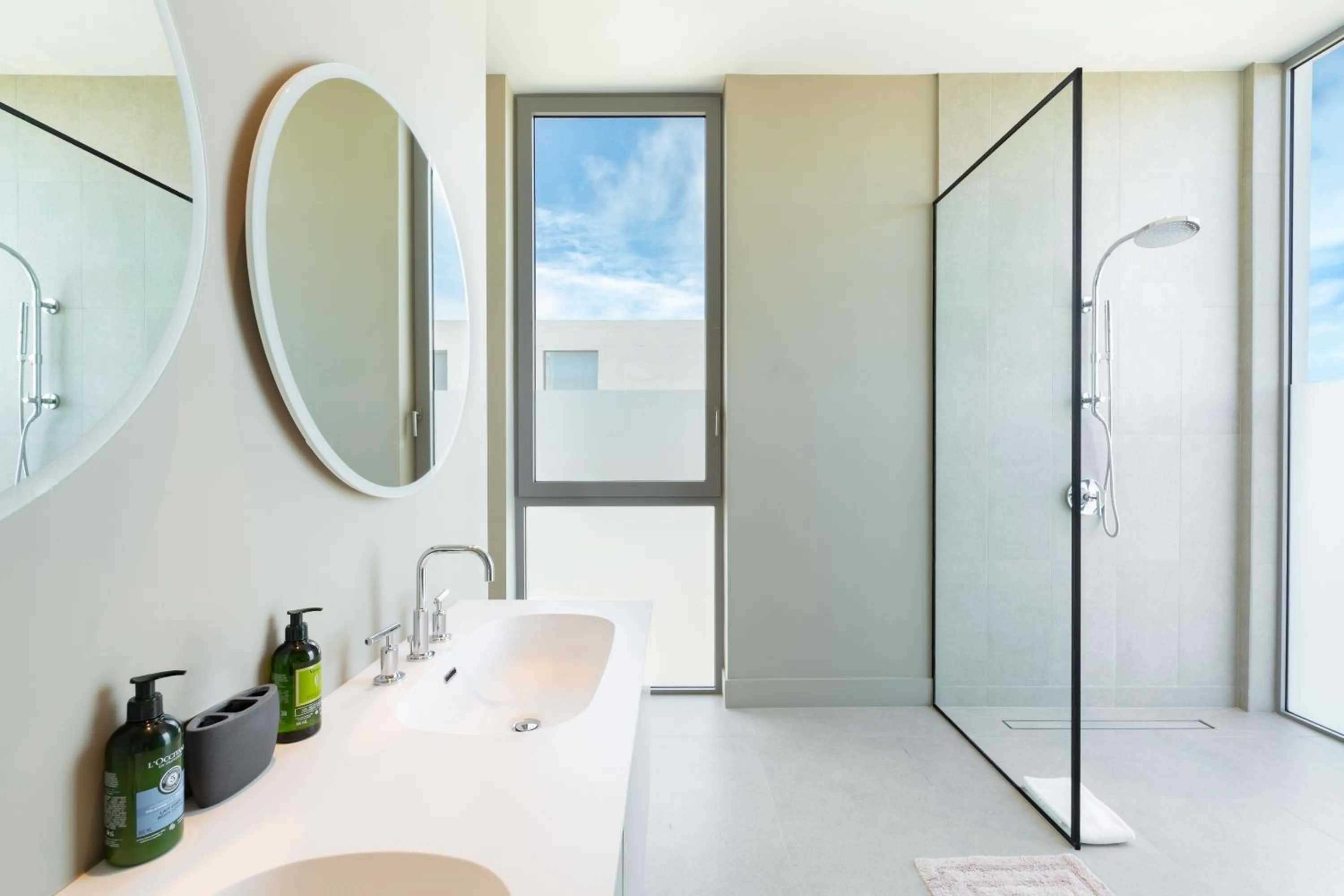 Shower in South Bank