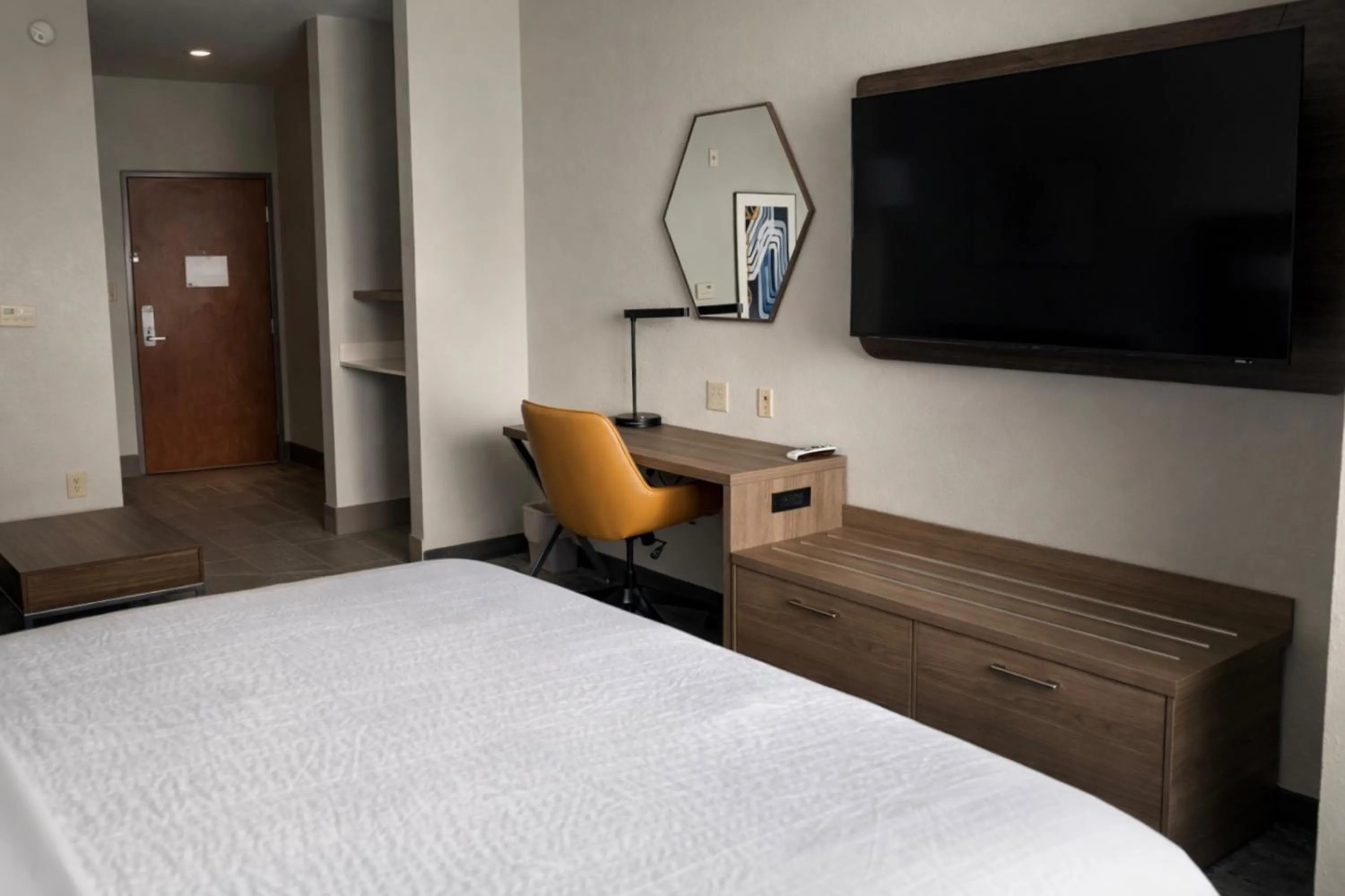 TV and multimedia, Bed in Holiday Inn Express & Suites Bridgeport by IHG