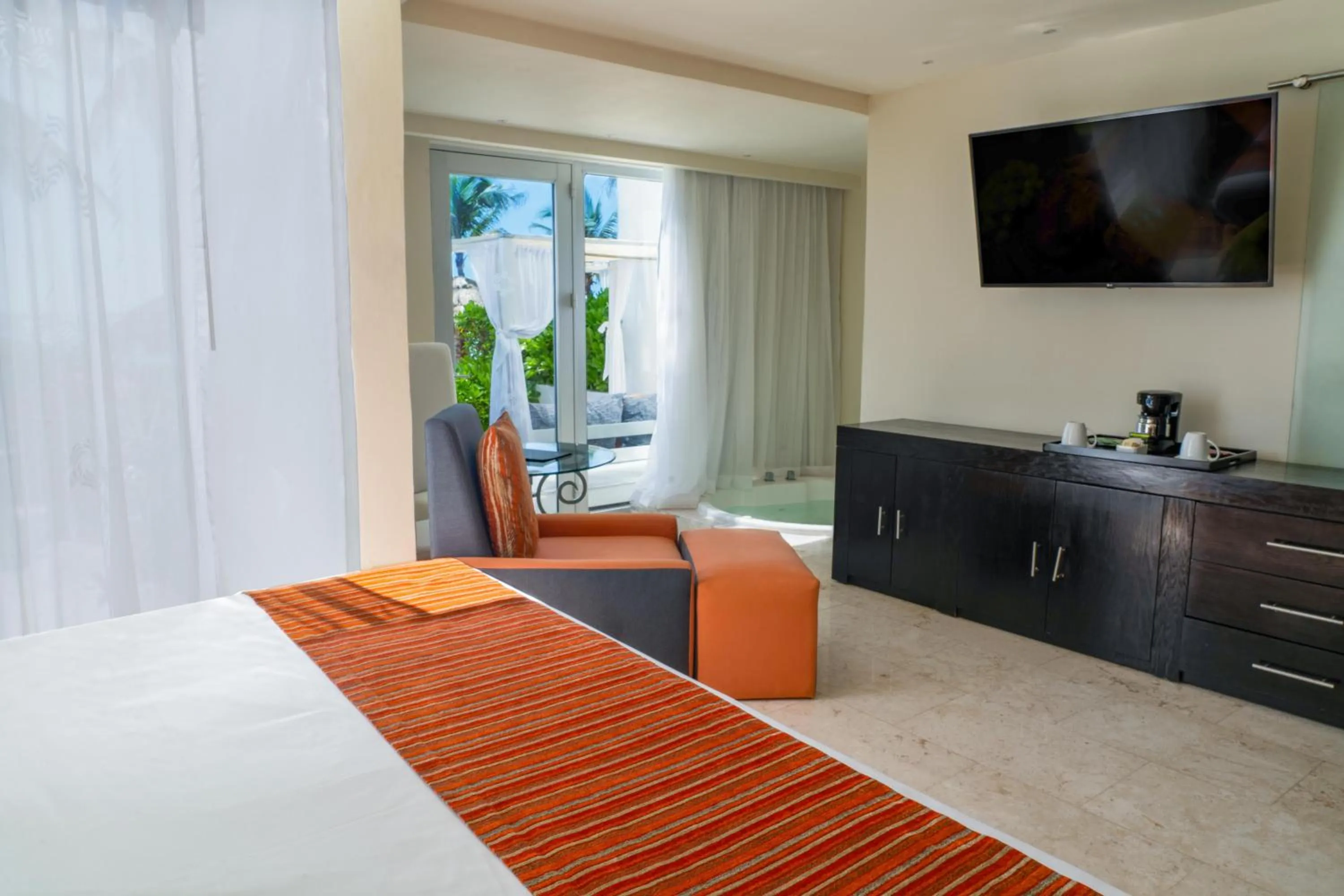 Photo of the whole room, Bed in The Sens Riviera by Oasis