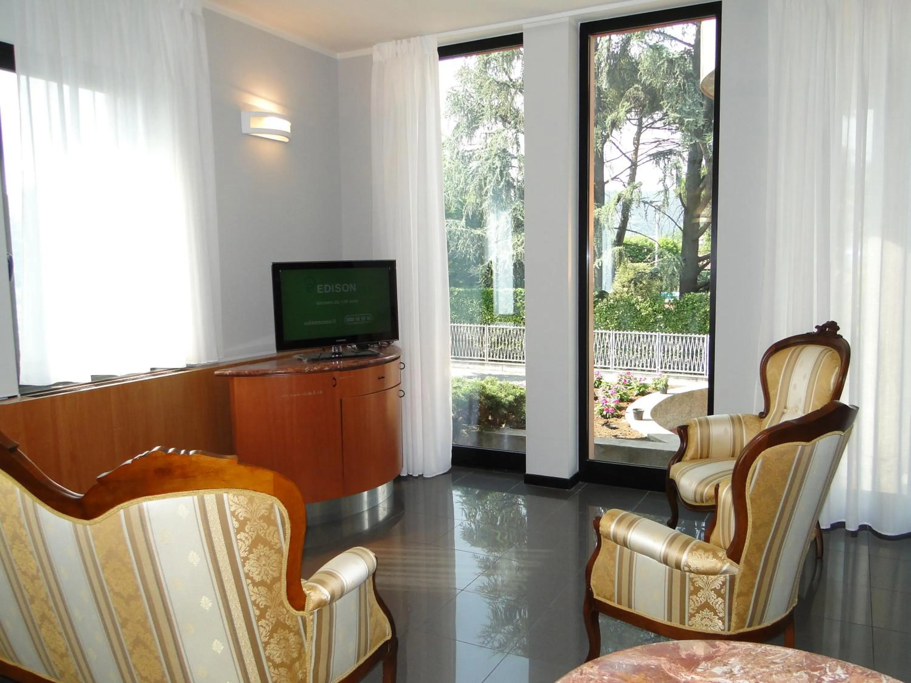 Communal lounge/ TV room in Hotel Moderno