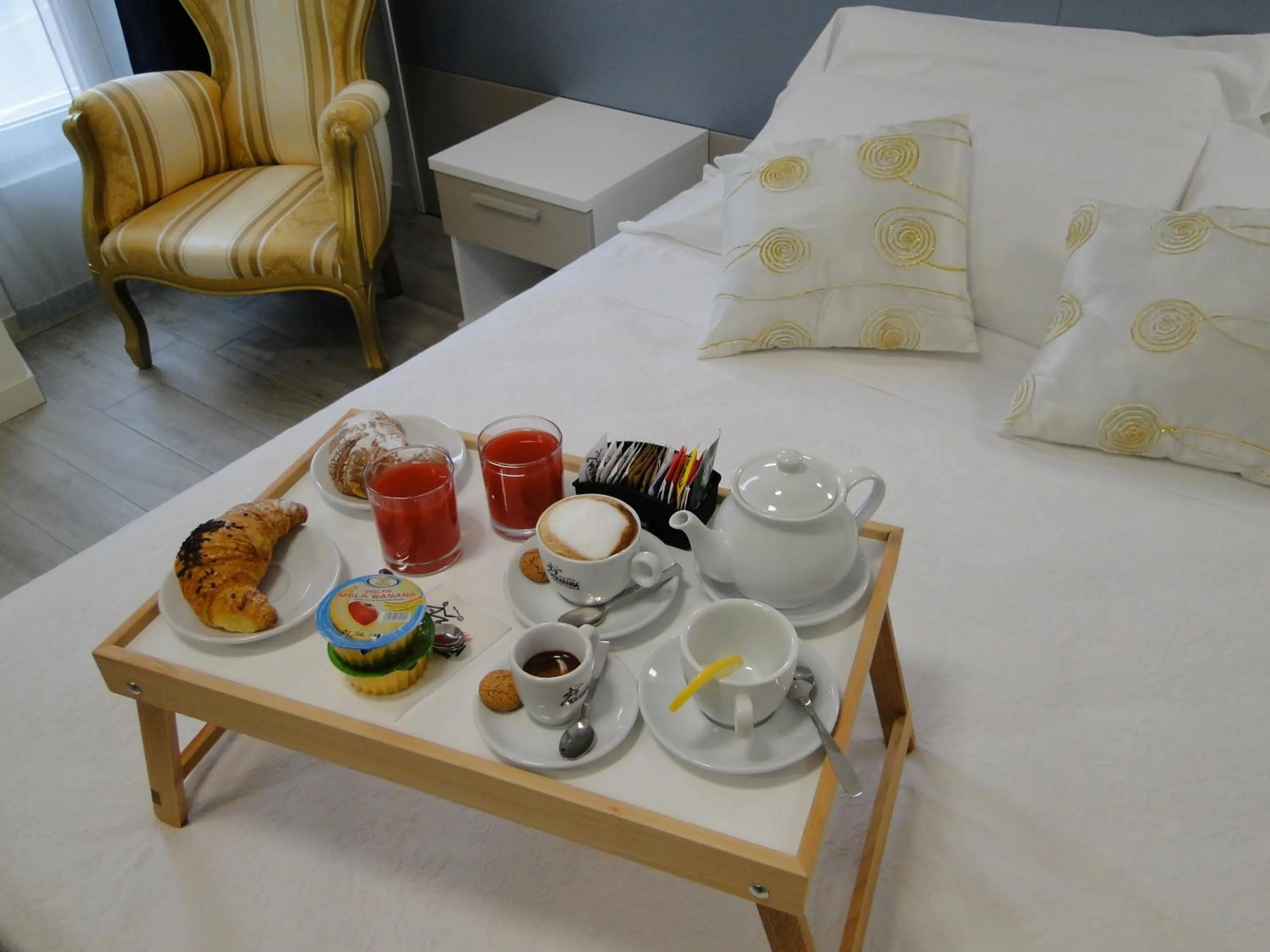 Italian breakfast, Bed in Hotel Moderno
